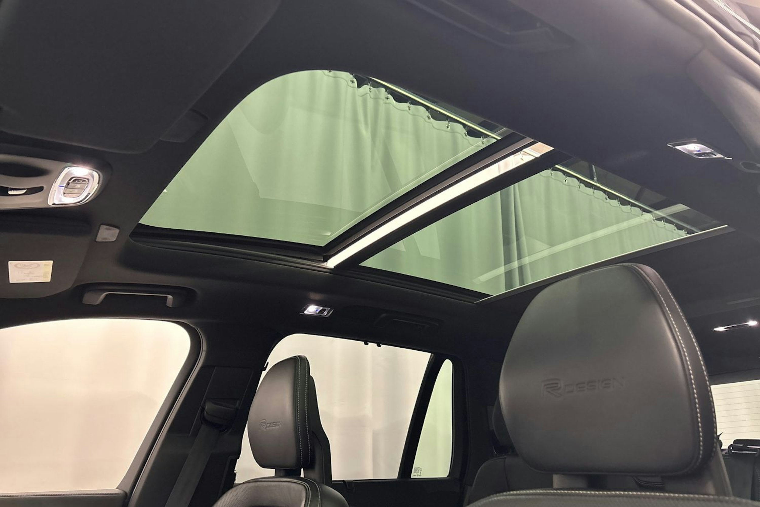 musta Volvo XC90 2020 kuva 32.