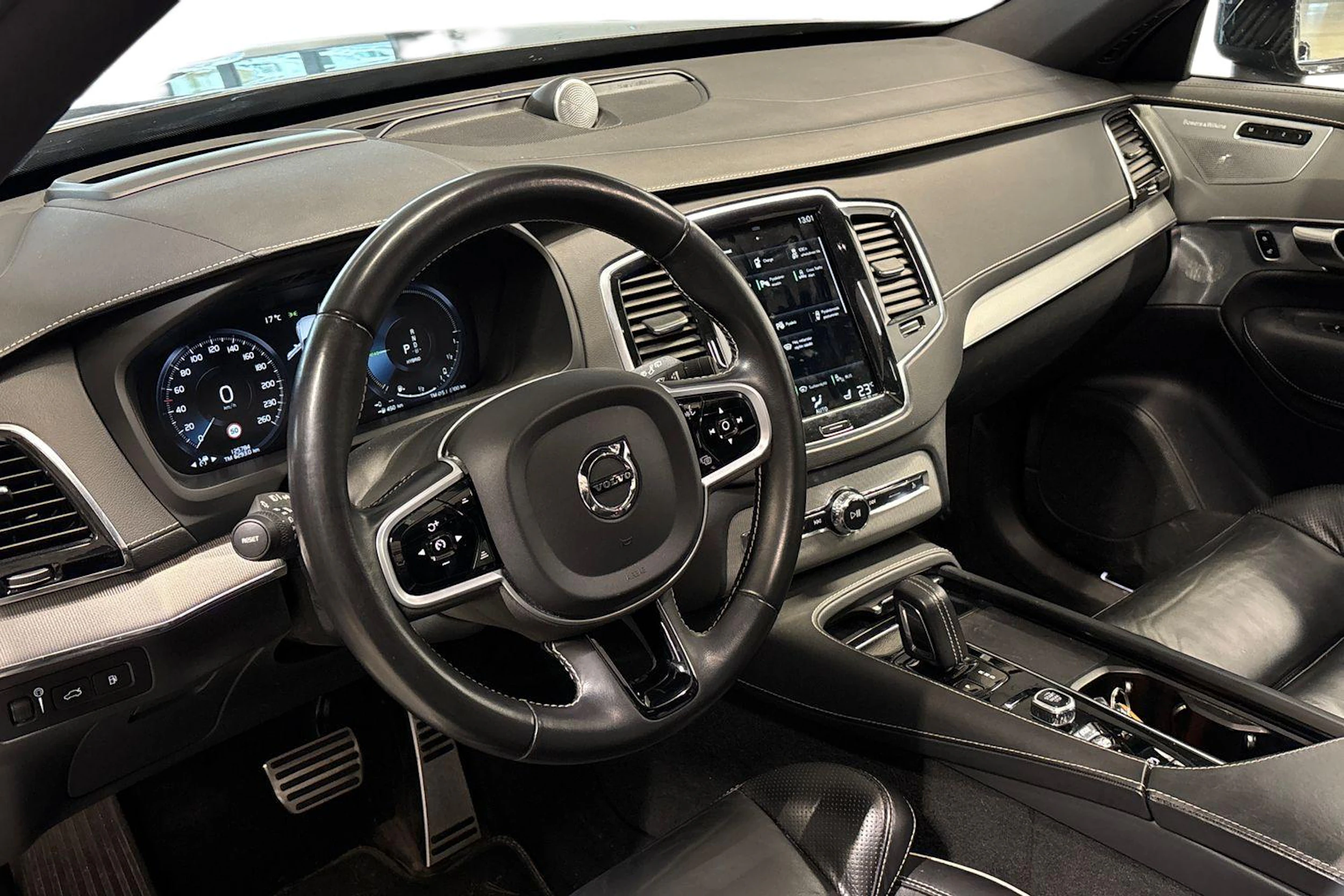 musta Volvo XC90 2021 kuva 3.
