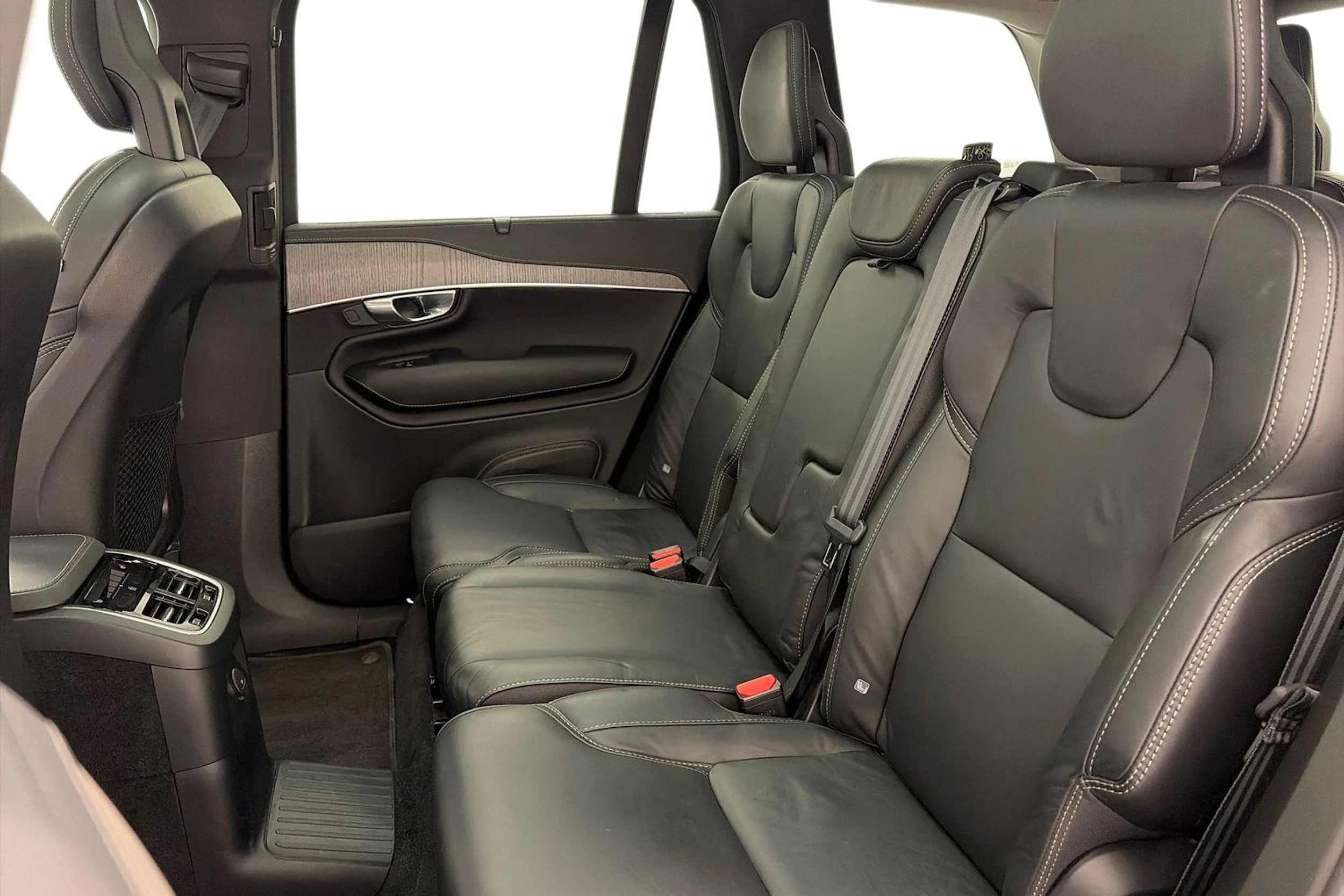 musta Volvo XC90 2021 kuva 8.