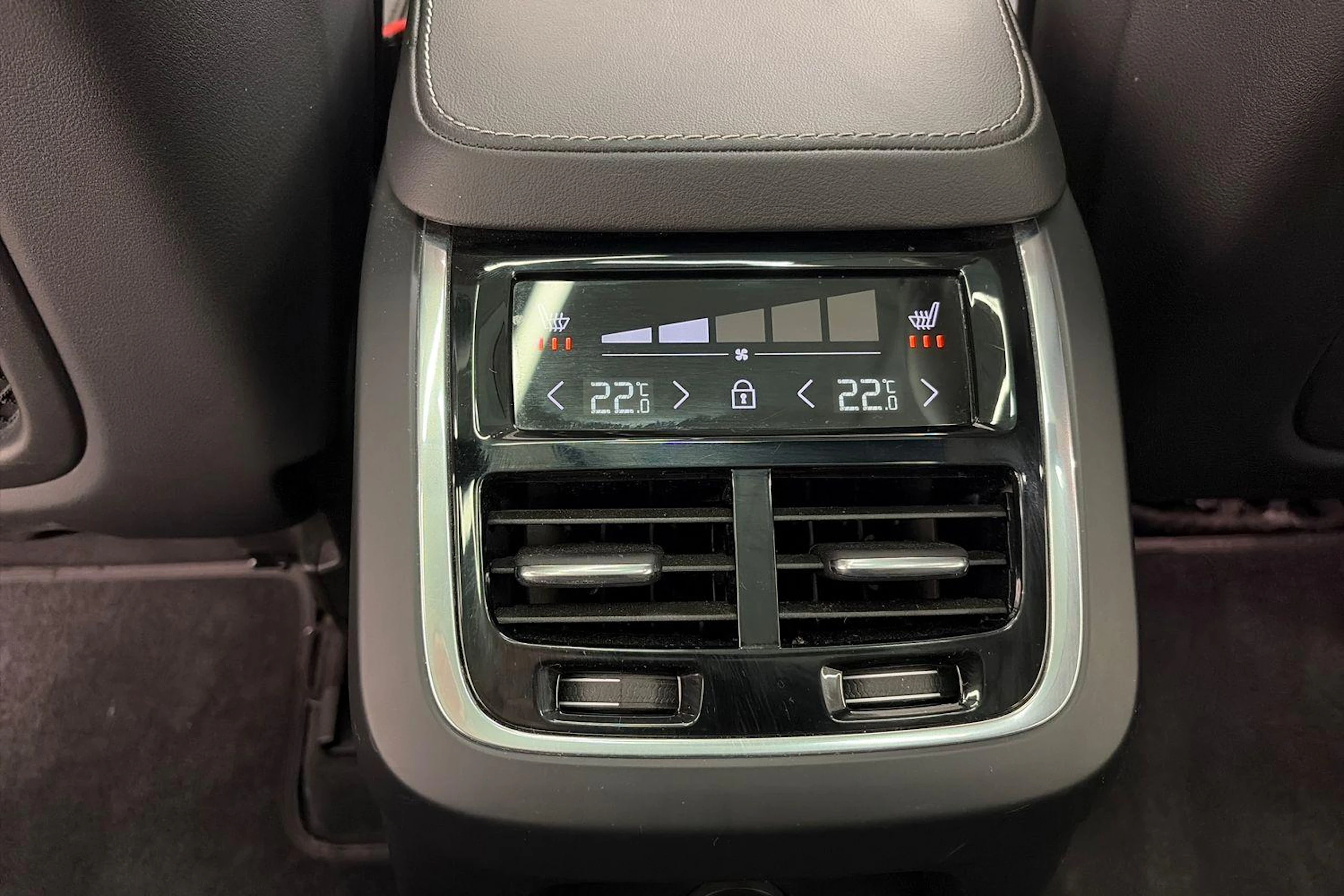 musta Volvo XC90 2021 kuva 9.