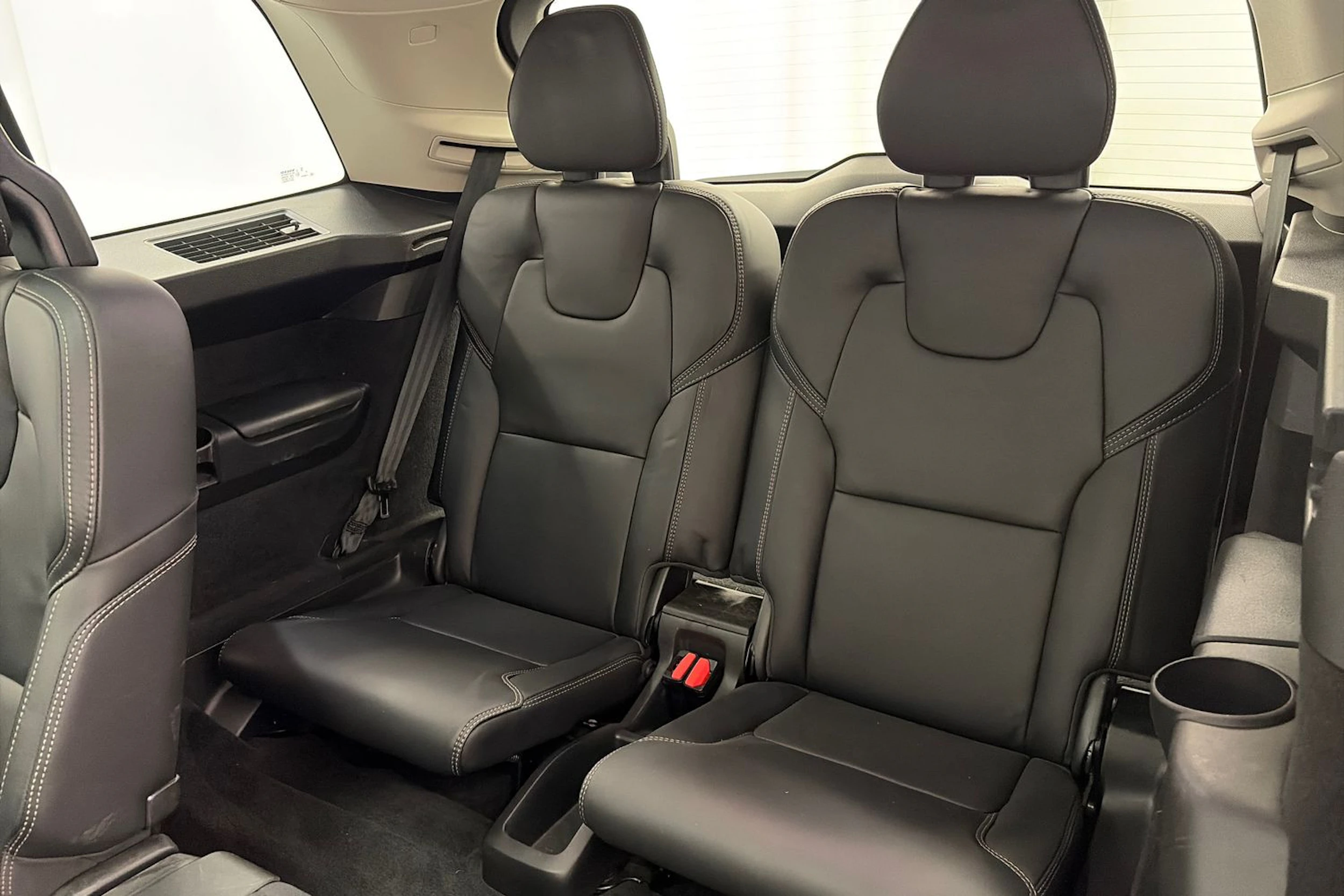 musta Volvo XC90 2021 kuva 10.