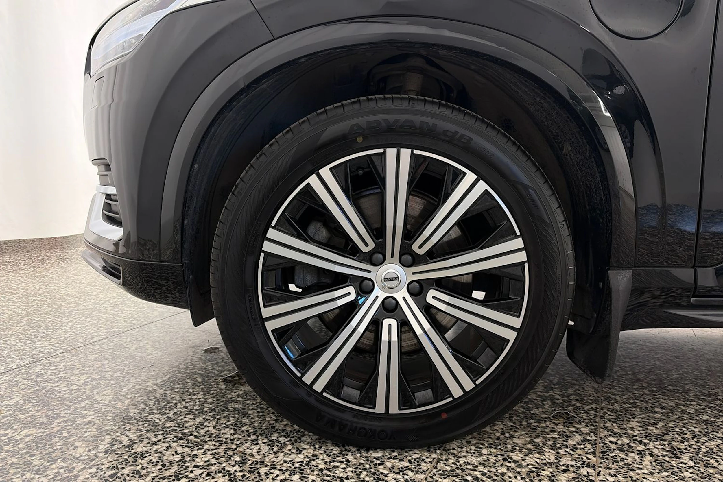 musta Volvo XC90 2021 kuva 11.