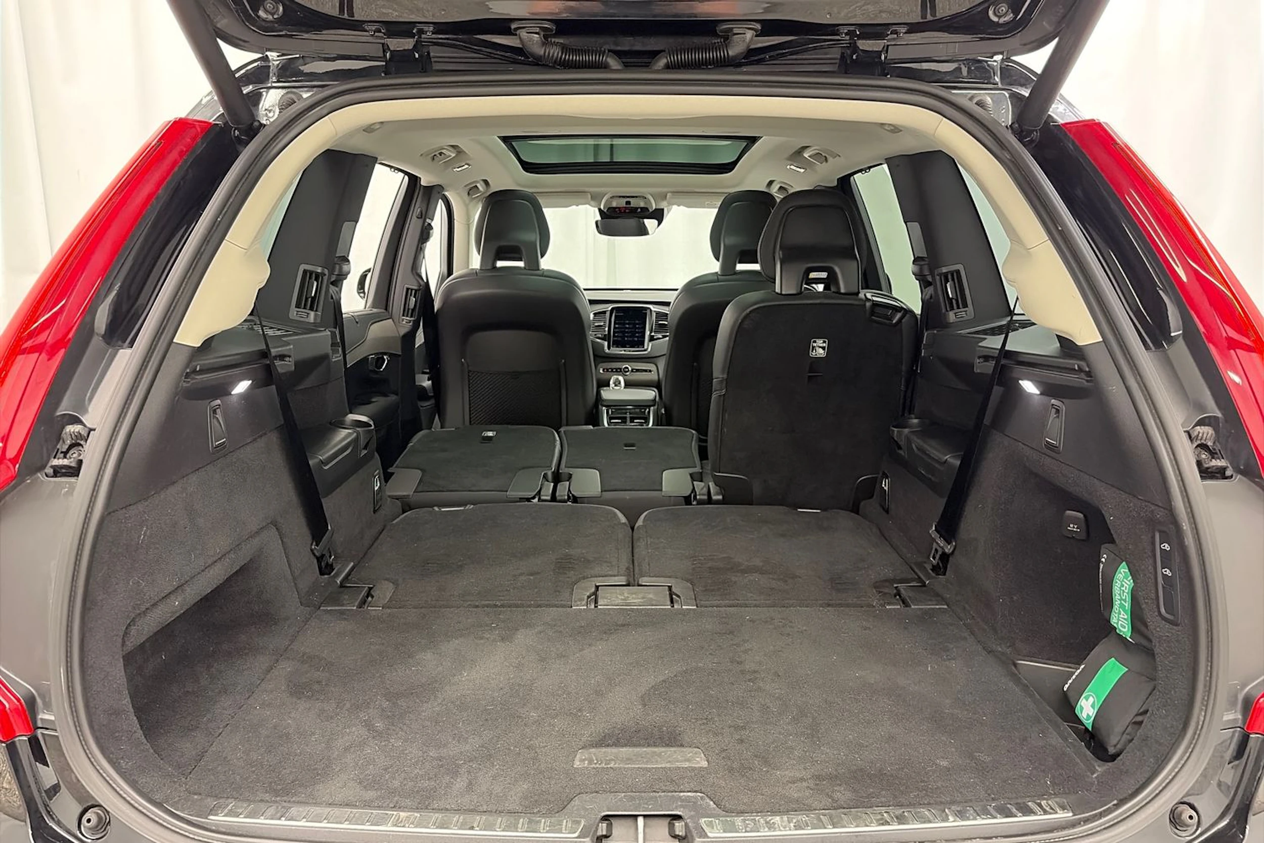 musta Volvo XC90 2021 kuva 14.