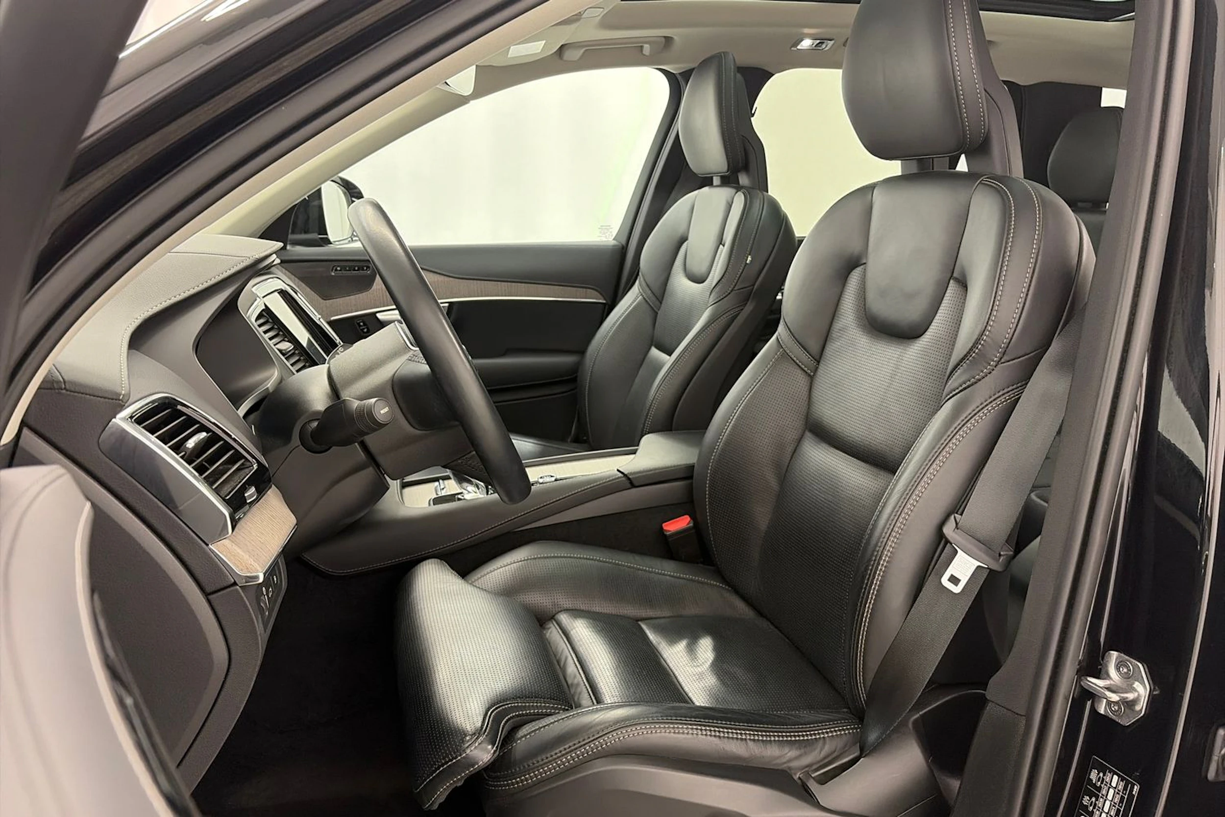 musta Volvo XC90 2021 kuva 16.