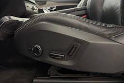 musta Volvo XC90 2021 kuva 18.