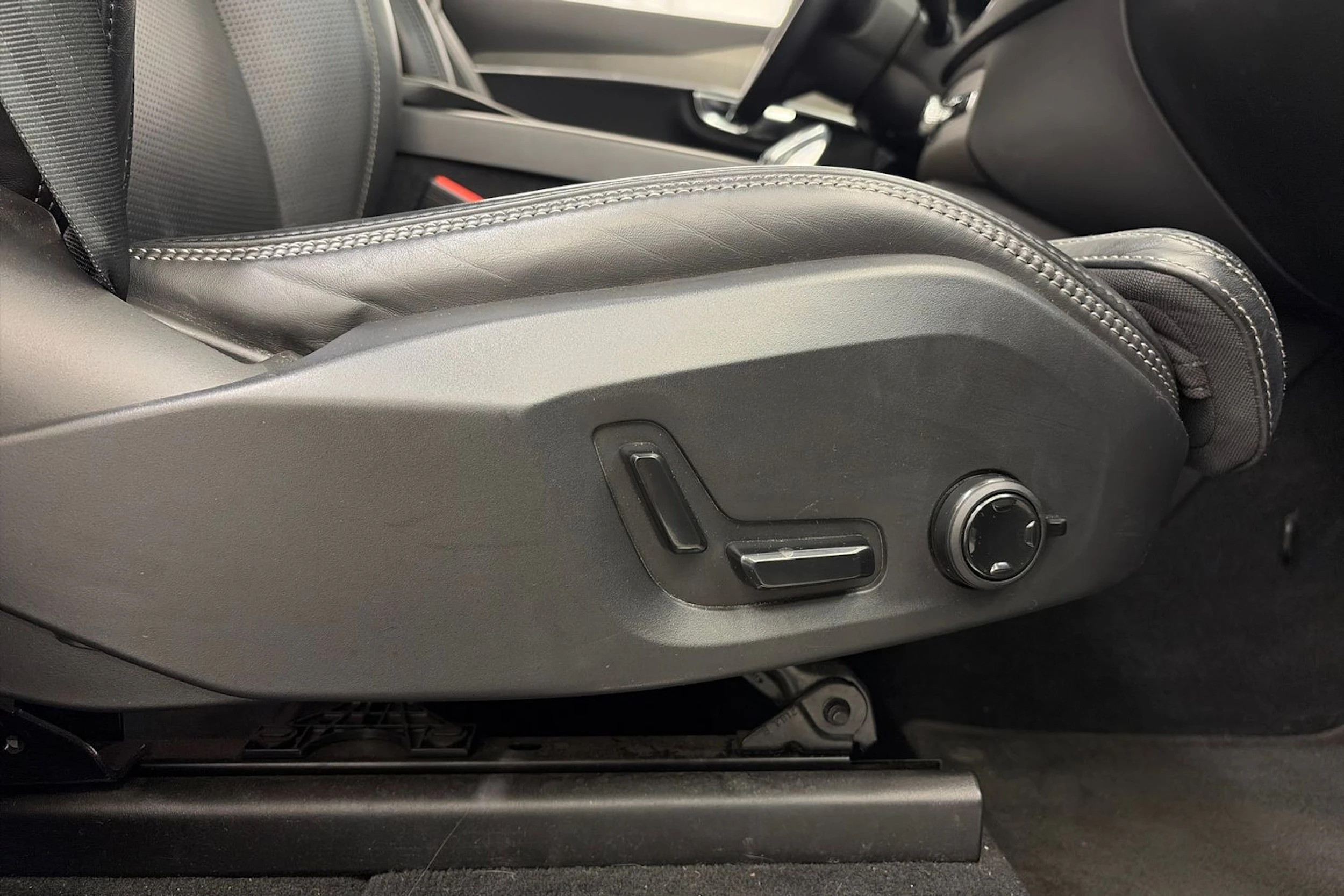 musta Volvo XC90 2021 kuva 20.