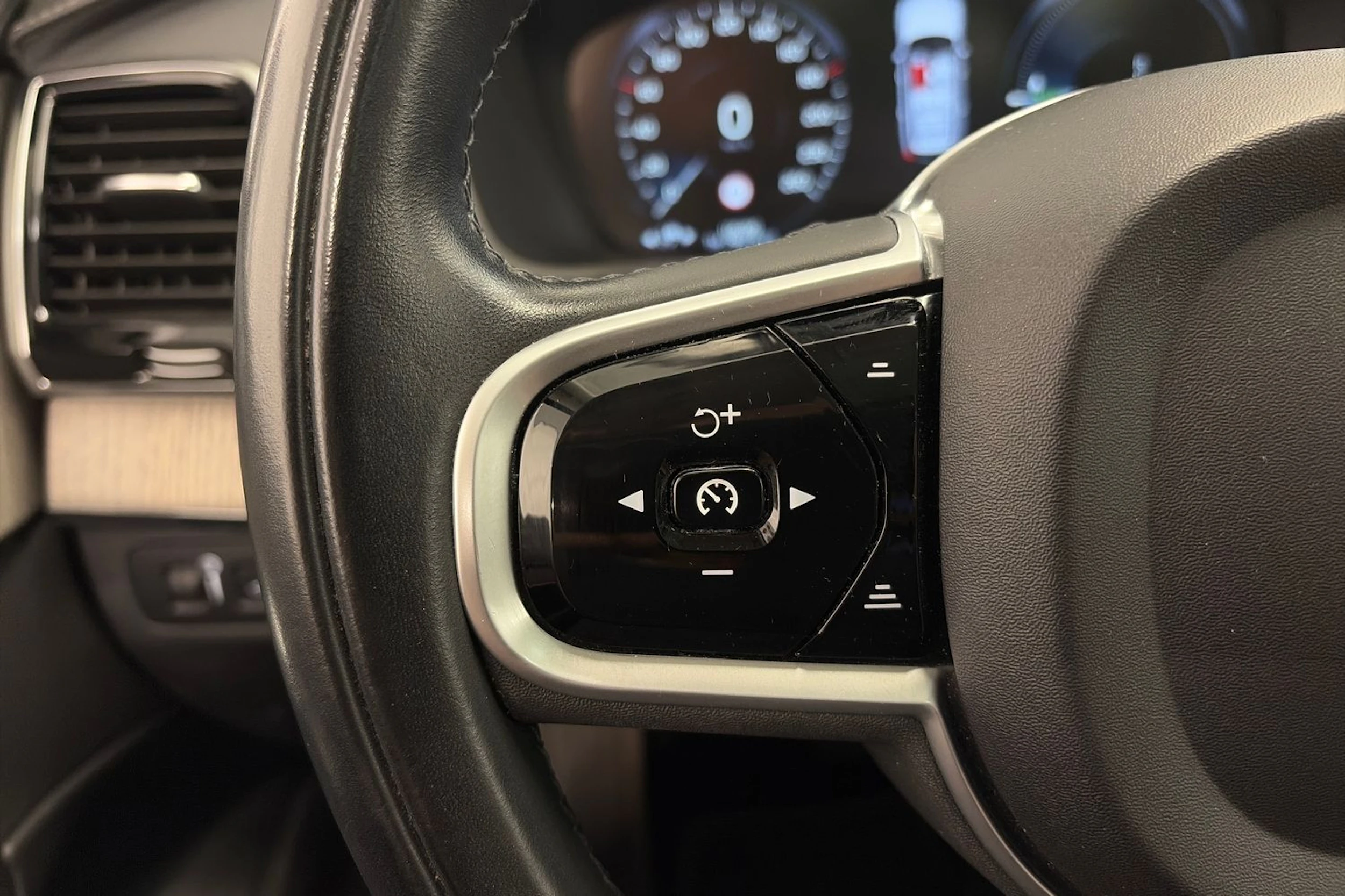 musta Volvo XC90 2021 kuva 23.