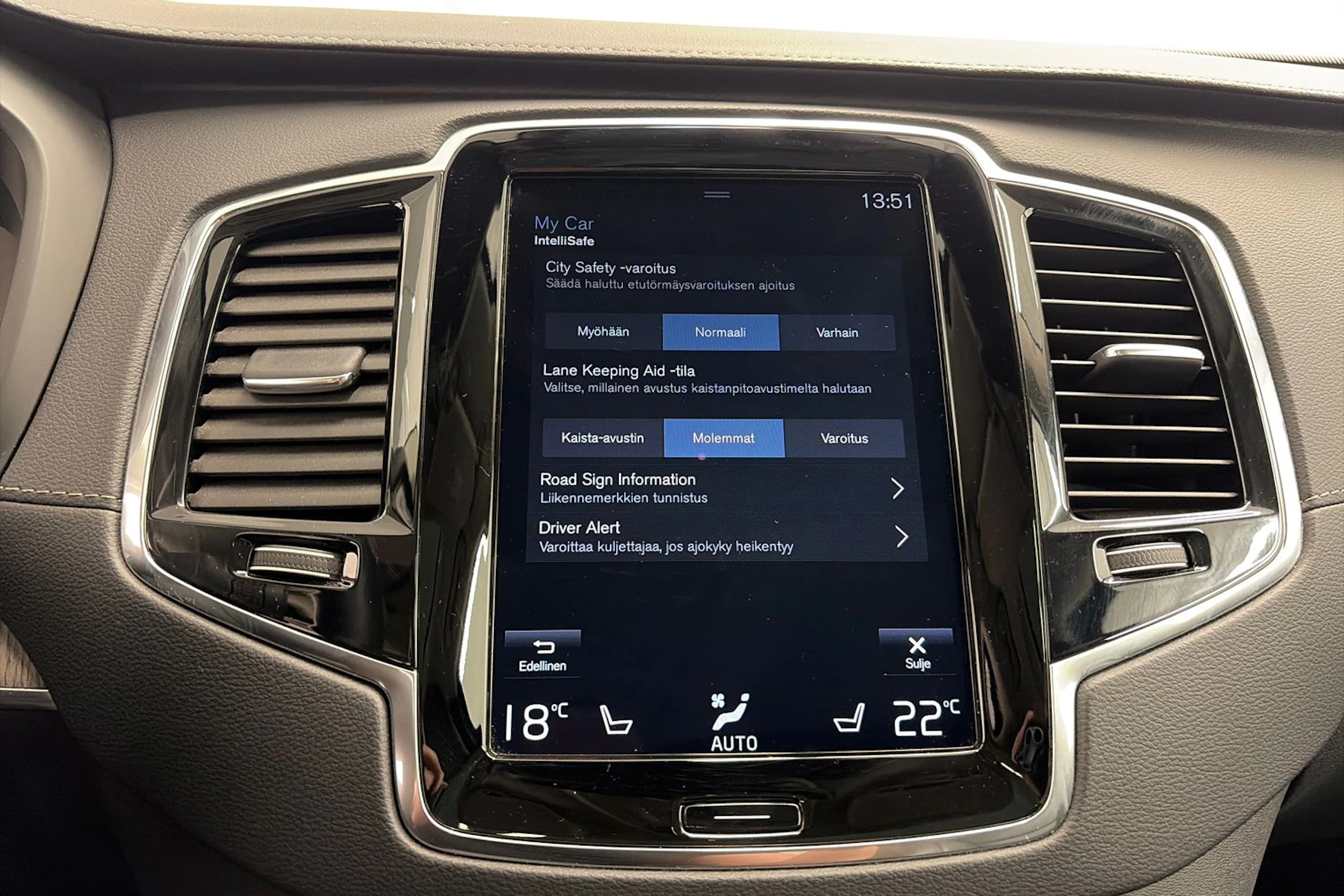 musta Volvo XC90 2021 kuva 31.