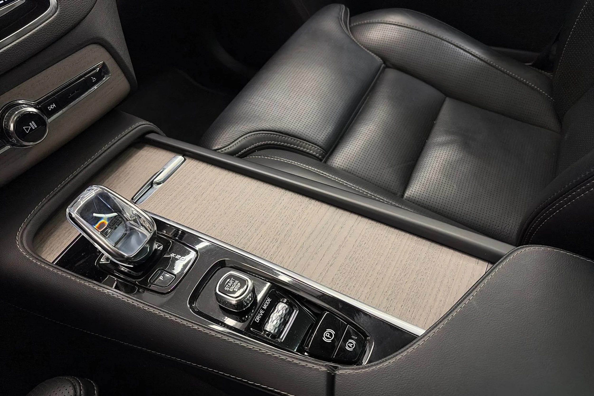 musta Volvo XC90 2021 kuva 39.