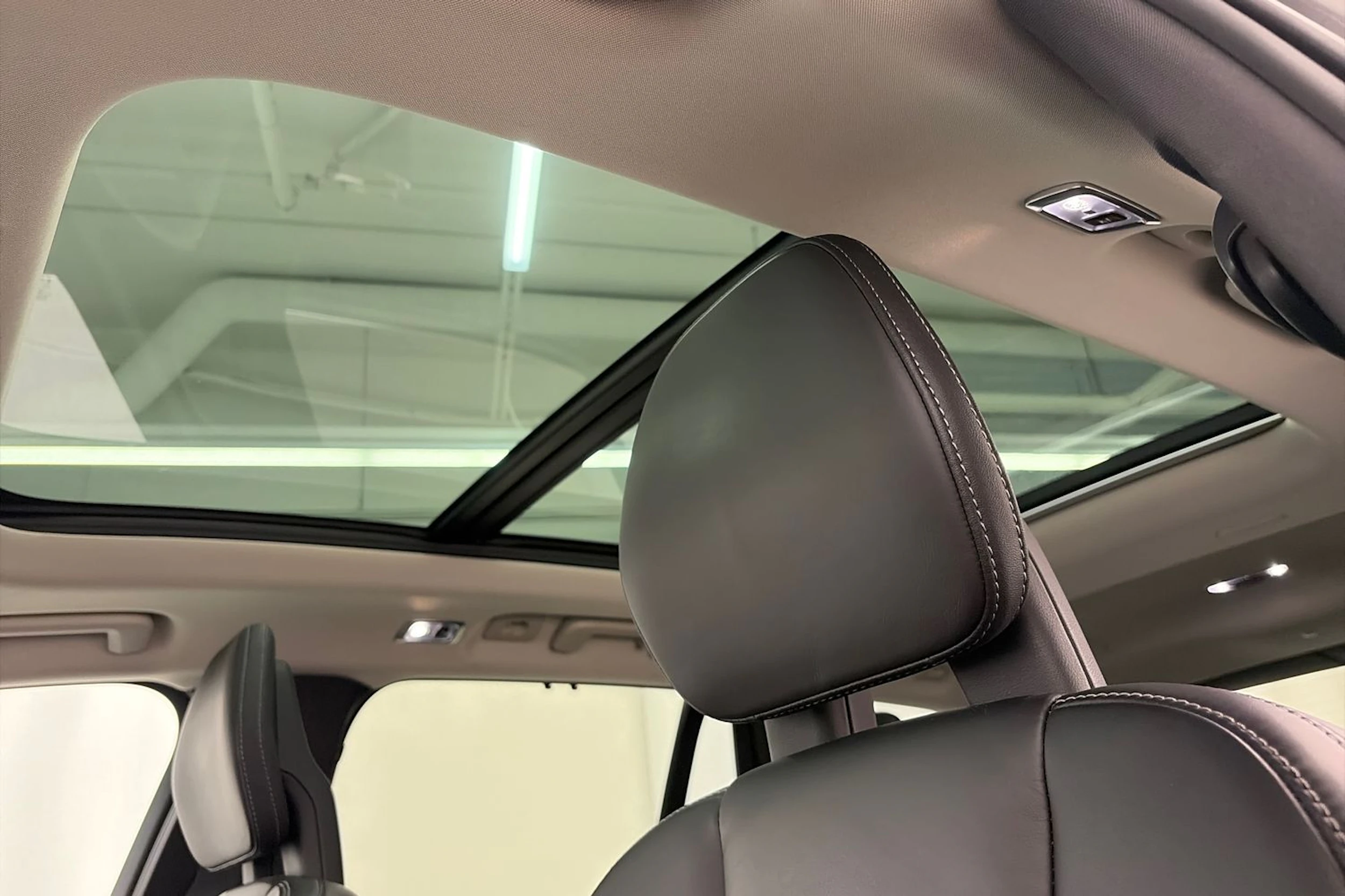 musta Volvo XC90 2021 kuva 40.