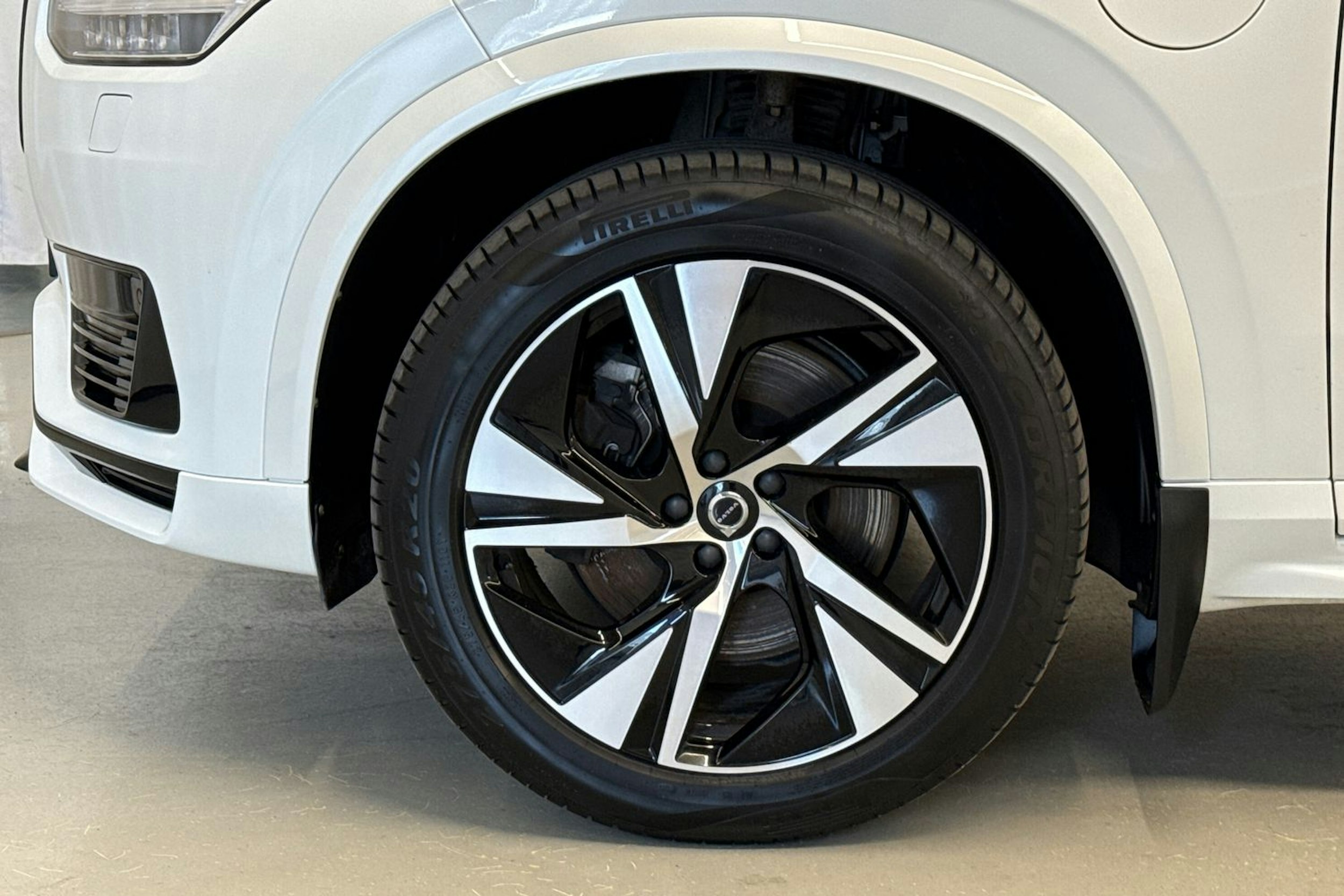 valkoinen Volvo XC90 2021 kuva 13.