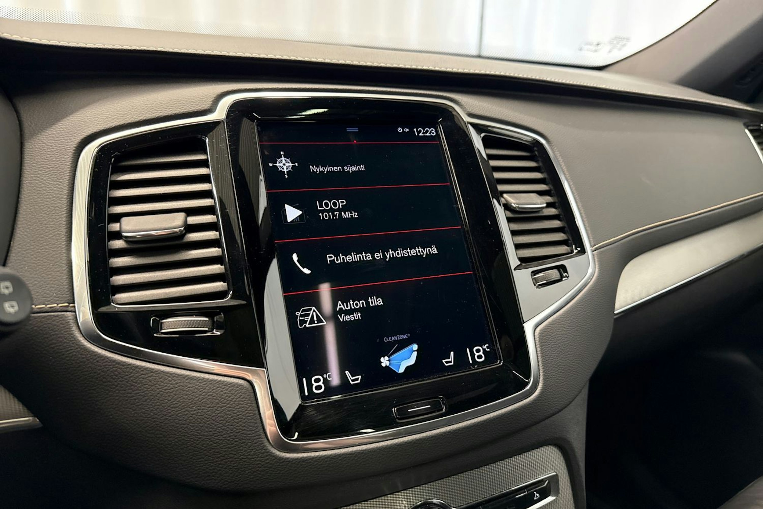 valkoinen Volvo XC90 2021 kuva 20.