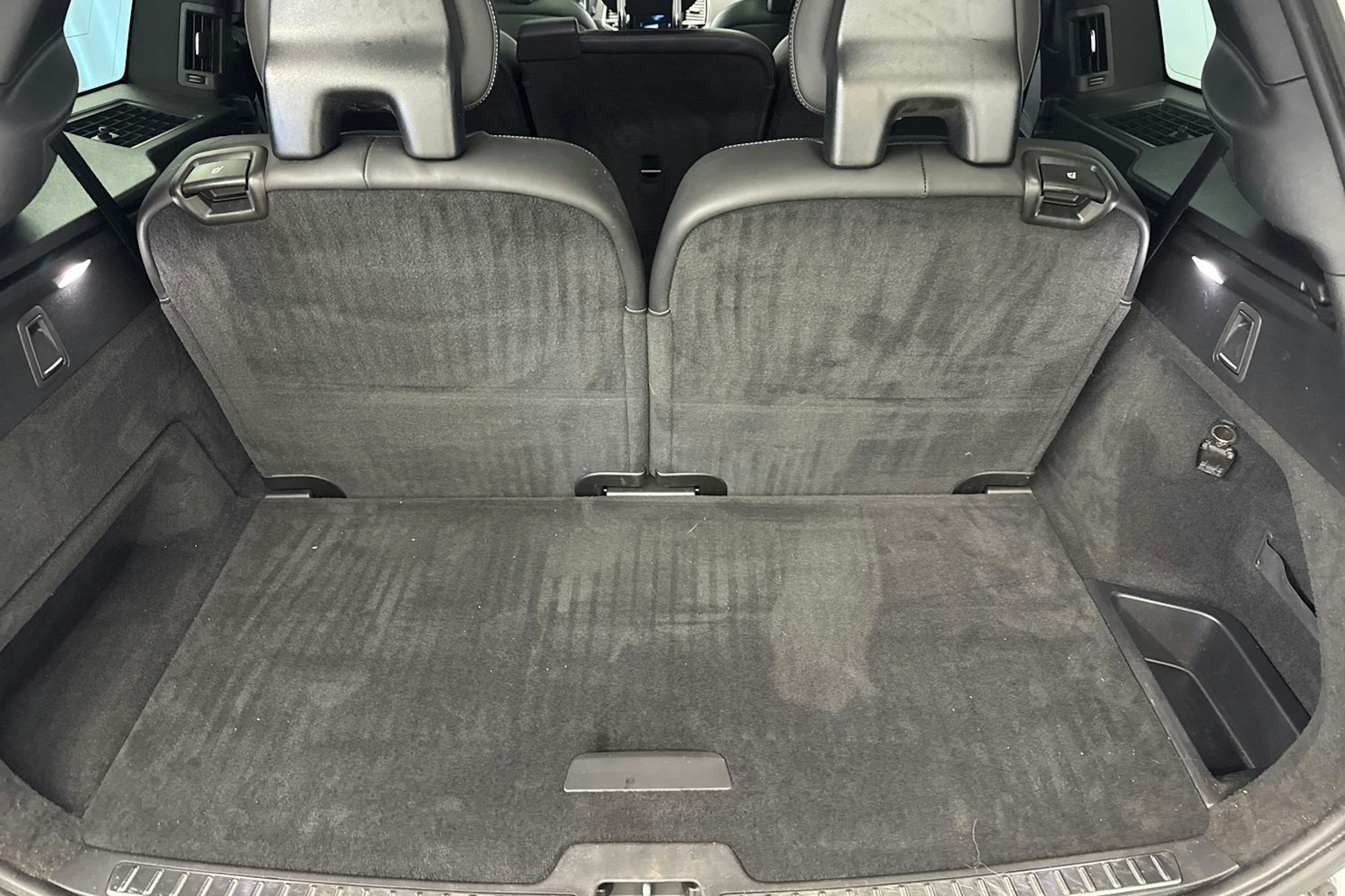 valkoinen Volvo XC90 2021 kuva 29.
