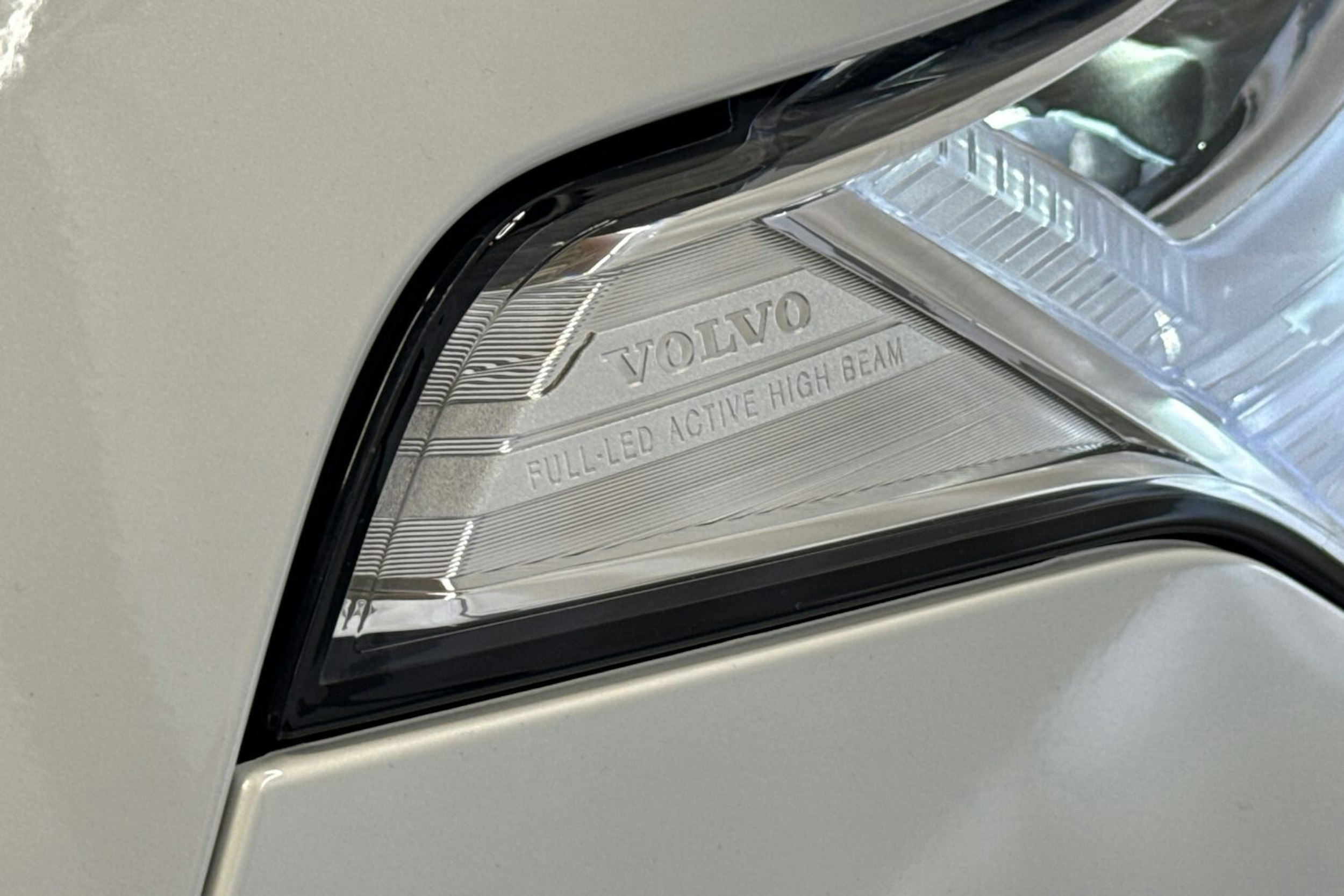 valkoinen Volvo XC90 2021 kuva 34.