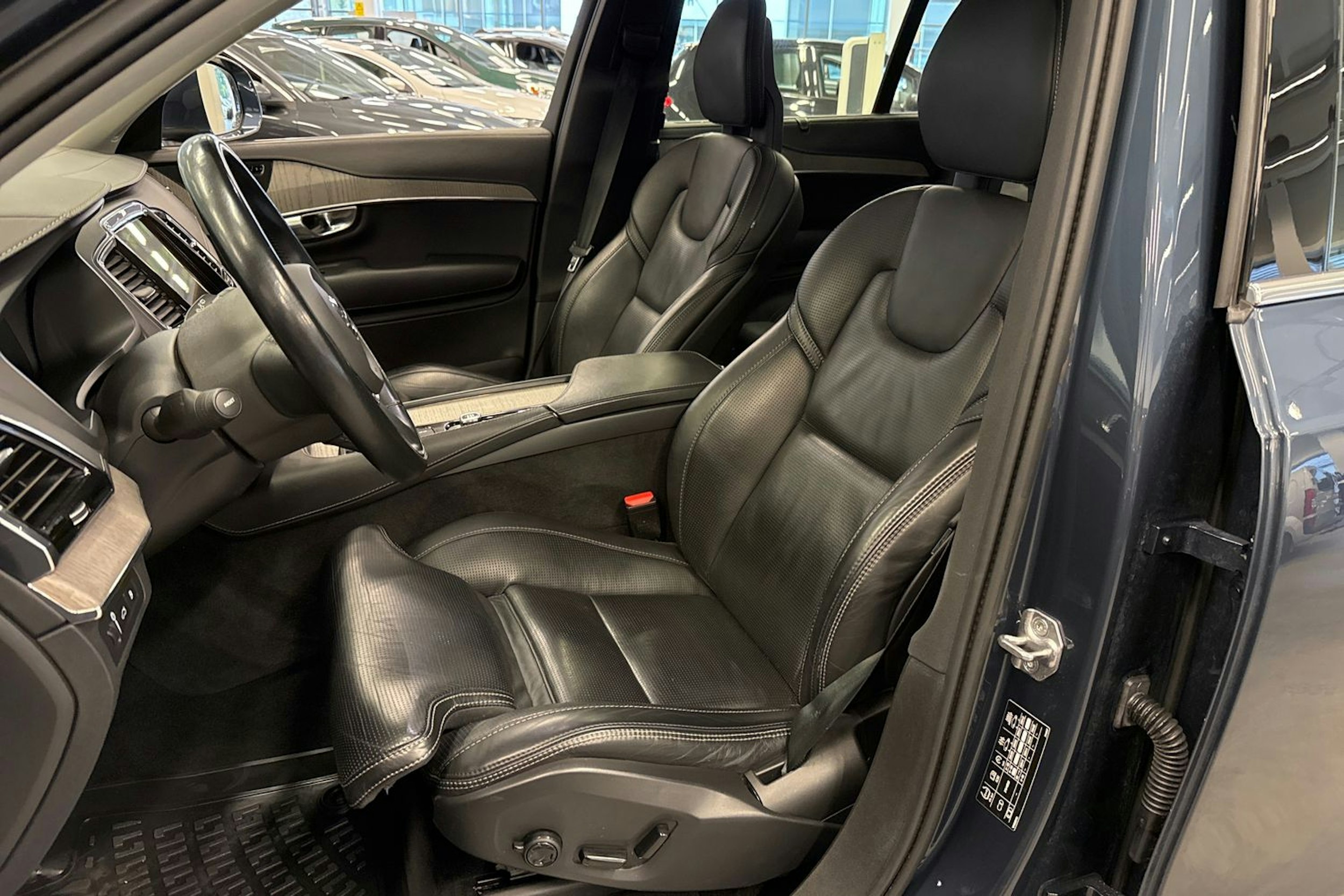 Sininen Volvo XC90 2021 kuva 21.