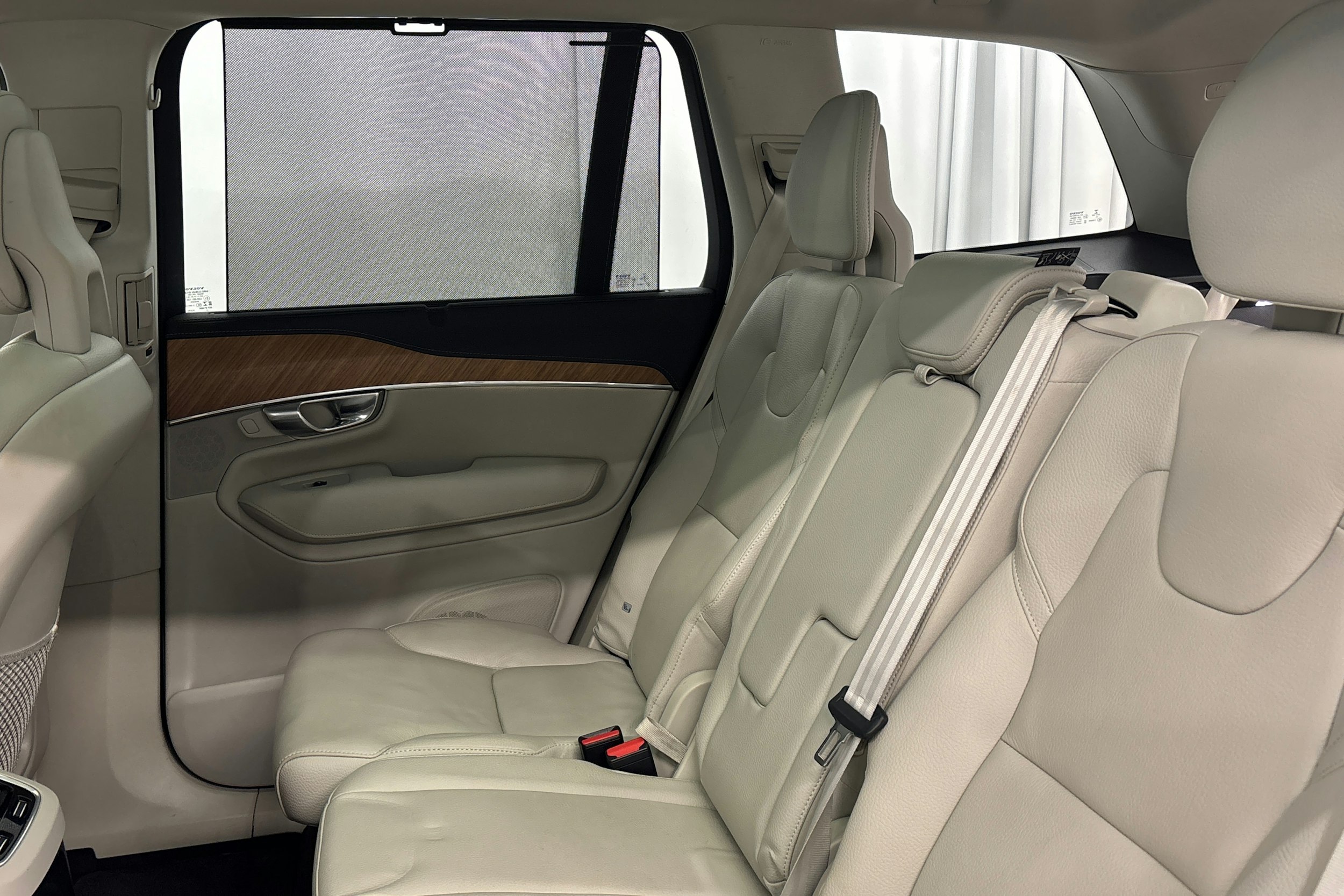 musta Volvo XC90 2022 kuva 13.