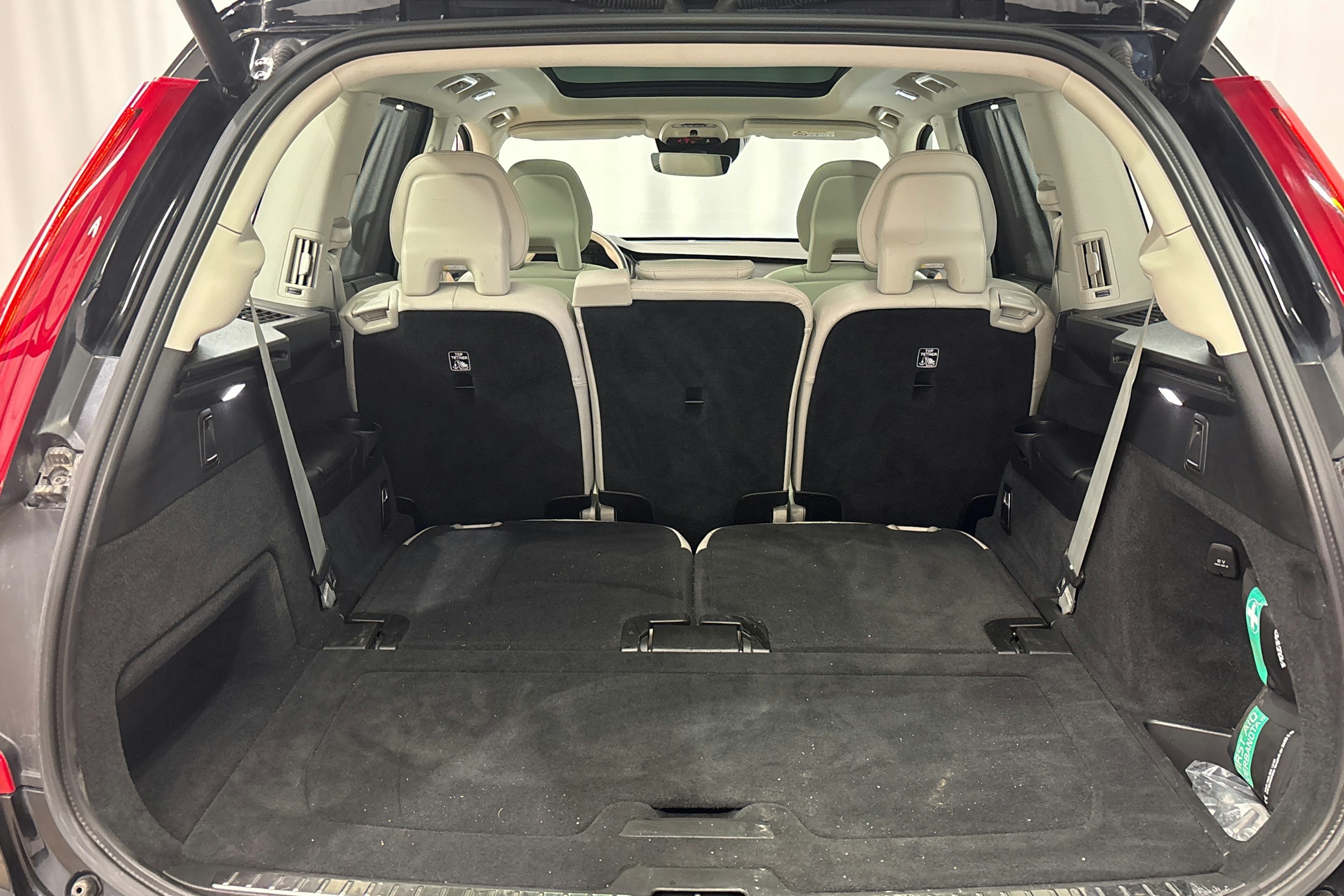 musta Volvo XC90 2022 kuva 14.