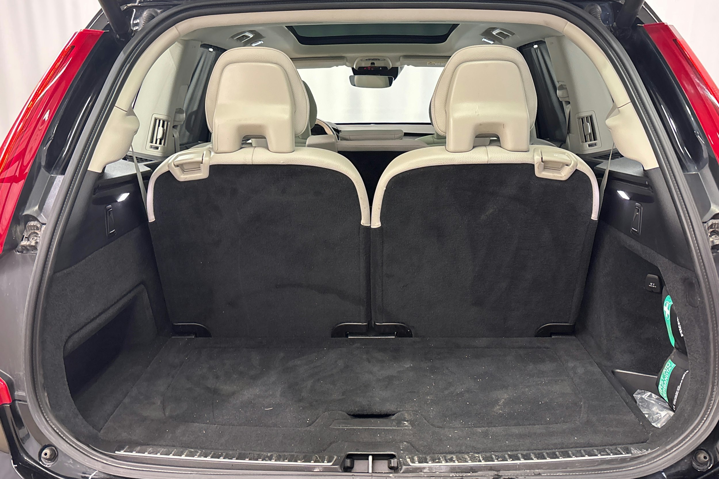 musta Volvo XC90 2022 kuva 15.