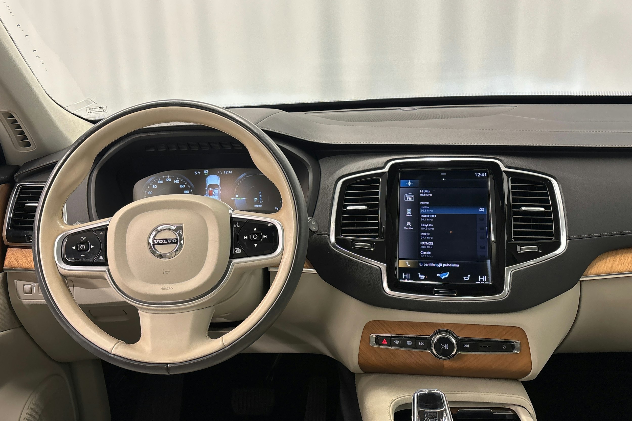 musta Volvo XC90 2022 kuva 16.