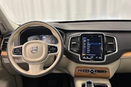 musta Volvo XC90 2022 kuva 16.