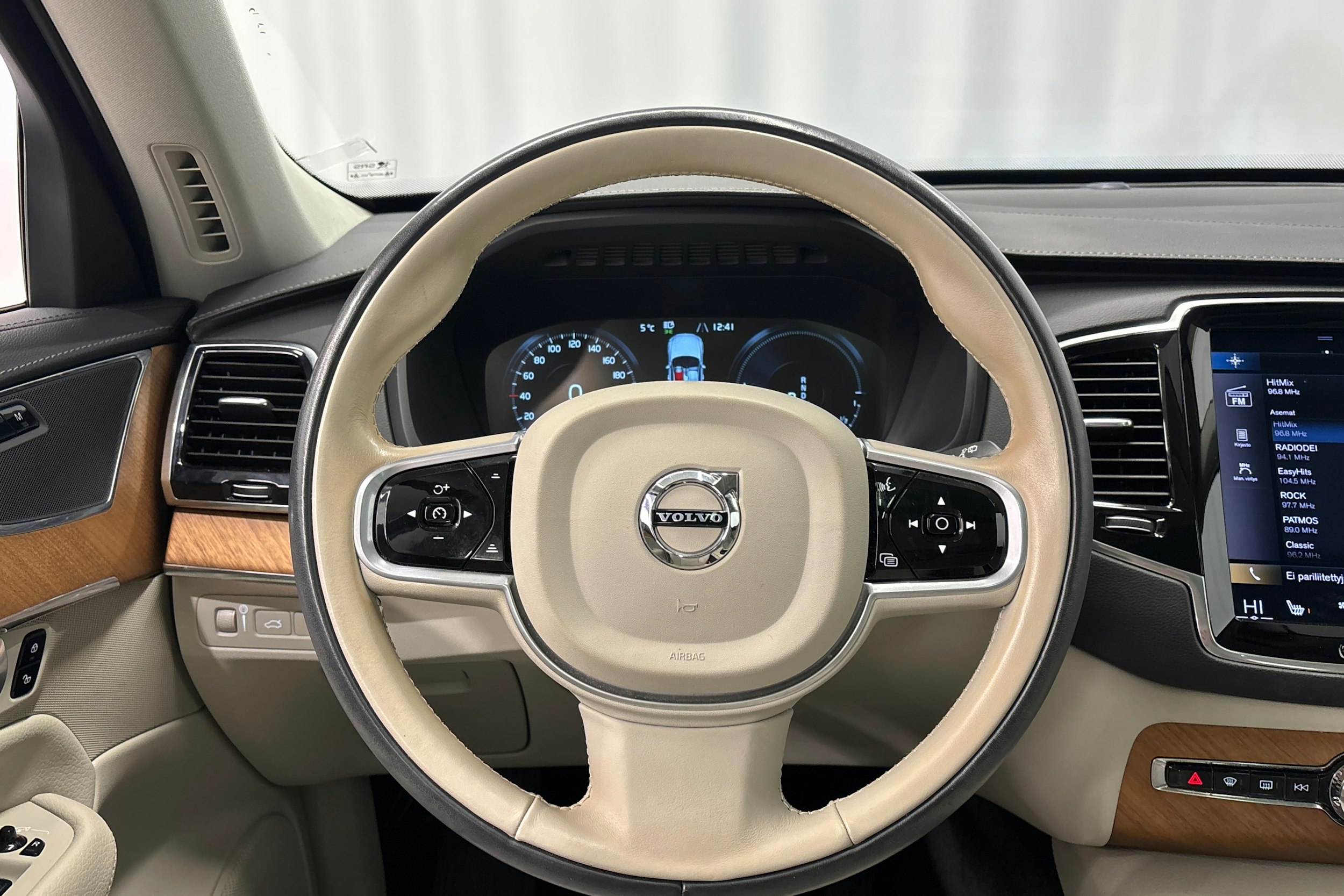 musta Volvo XC90 2022 kuva 17.