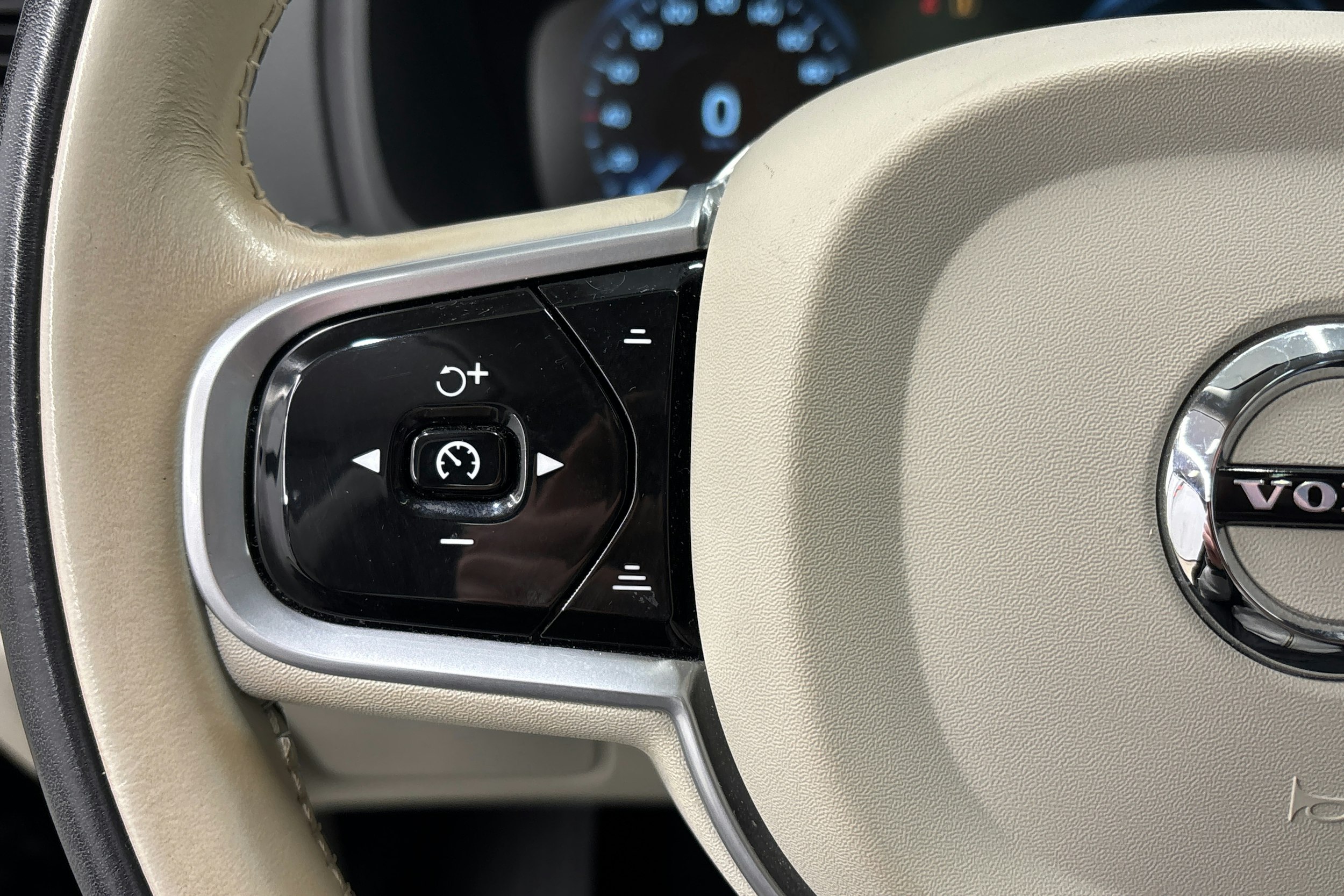 musta Volvo XC90 2022 kuva 18.