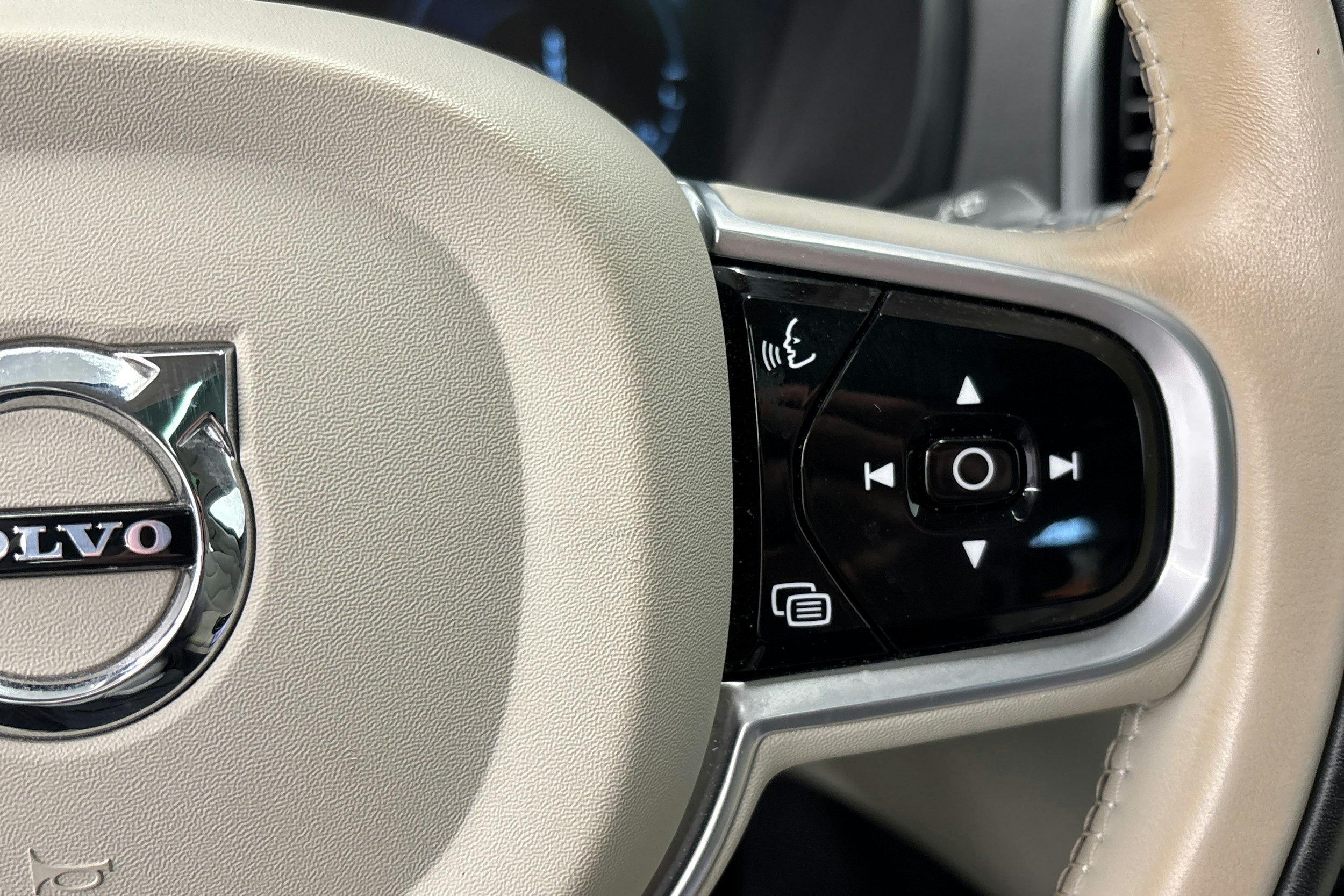 musta Volvo XC90 2022 kuva 19.