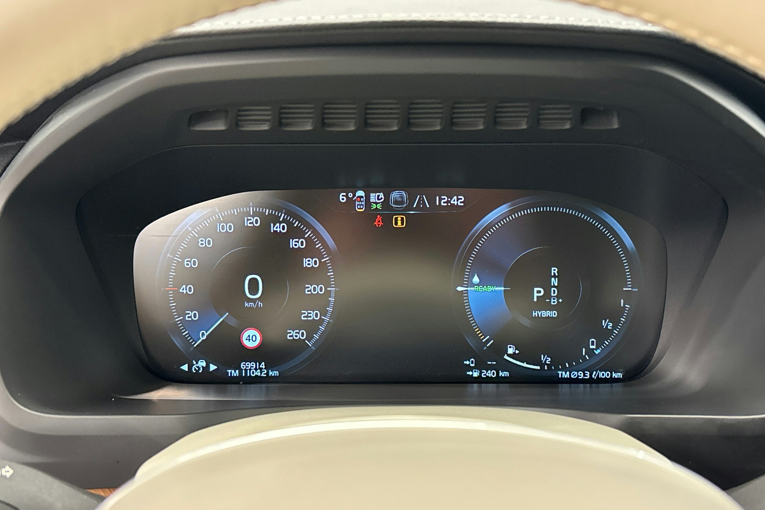 musta Volvo XC90 2022 kuva 20.