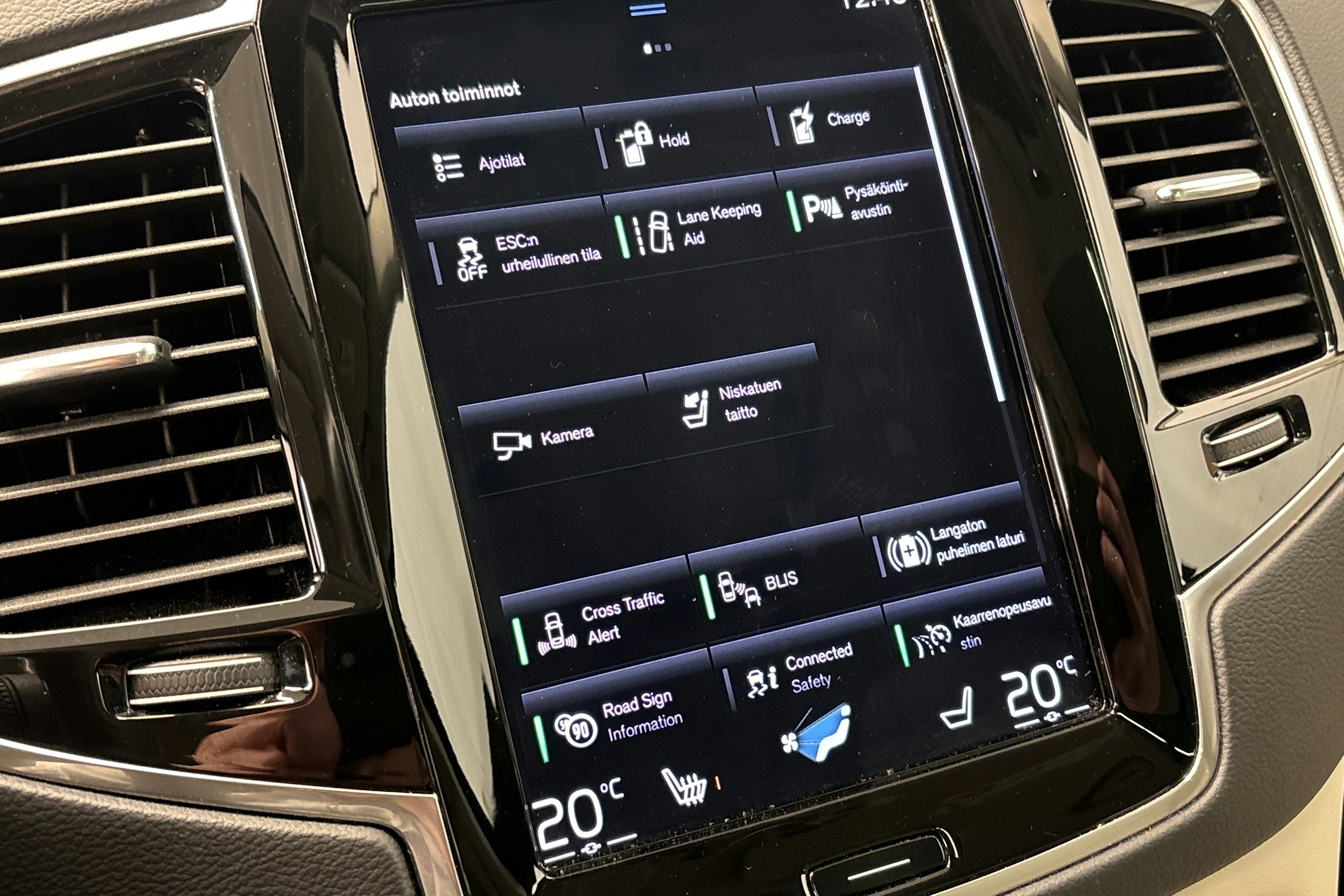 musta Volvo XC90 2022 kuva 22.