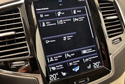 musta Volvo XC90 2022 kuva 22.