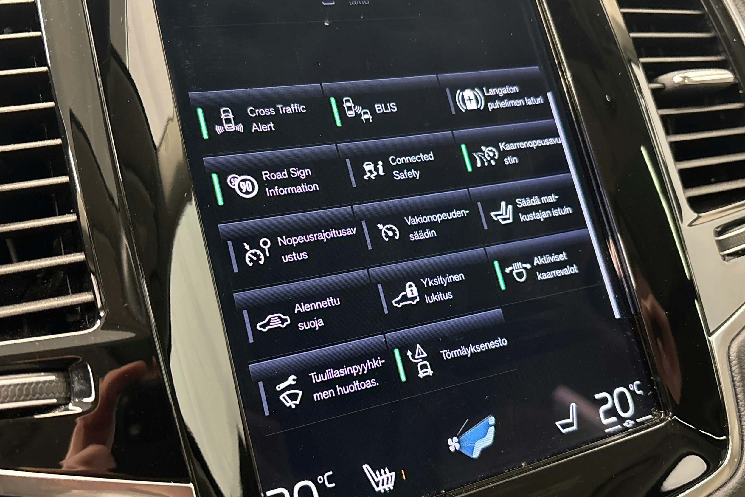 musta Volvo XC90 2022 kuva 23.