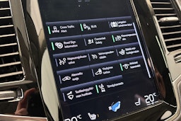 musta Volvo XC90 2022 kuva 23.