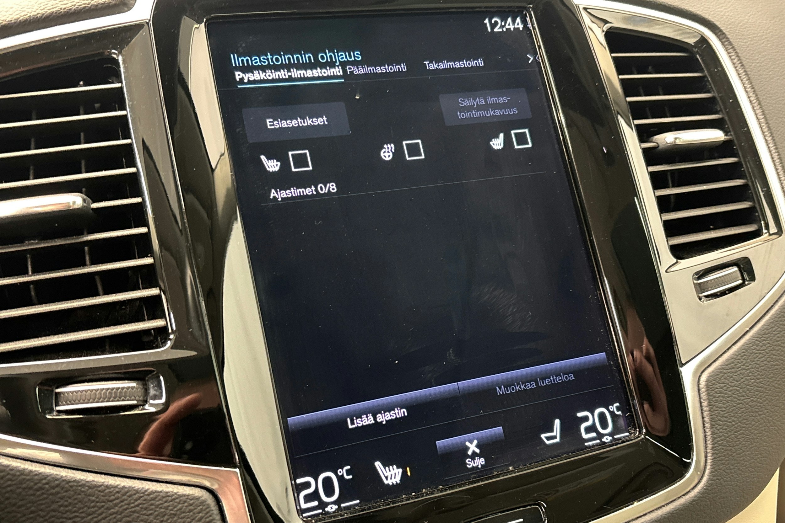 musta Volvo XC90 2022 kuva 24.