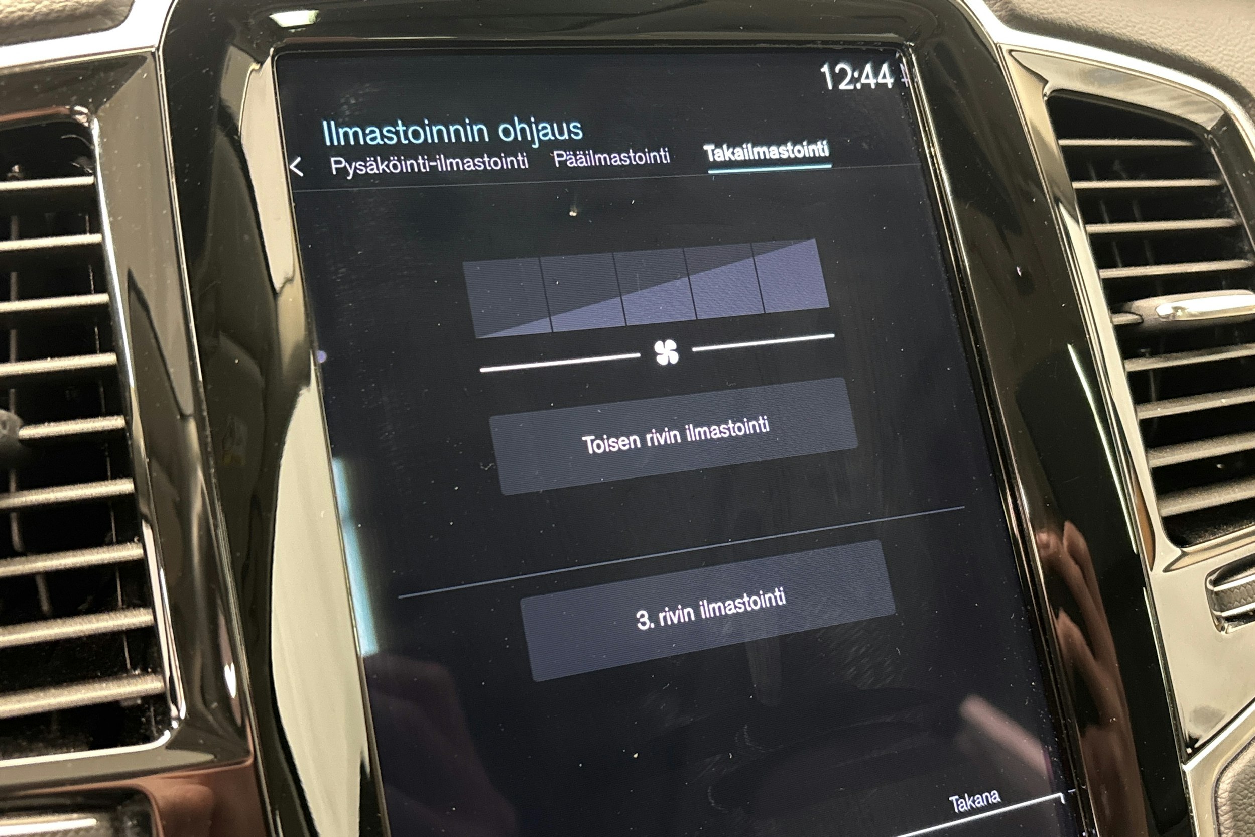 musta Volvo XC90 2022 kuva 25.