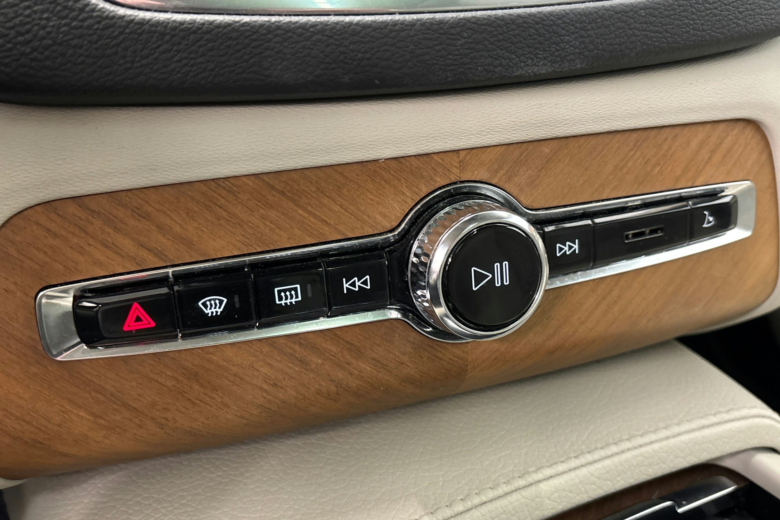 musta Volvo XC90 2022 kuva 27.