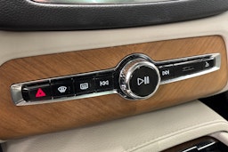 musta Volvo XC90 2022 kuva 27.