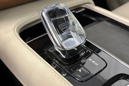 musta Volvo XC90 2022 kuva 28.