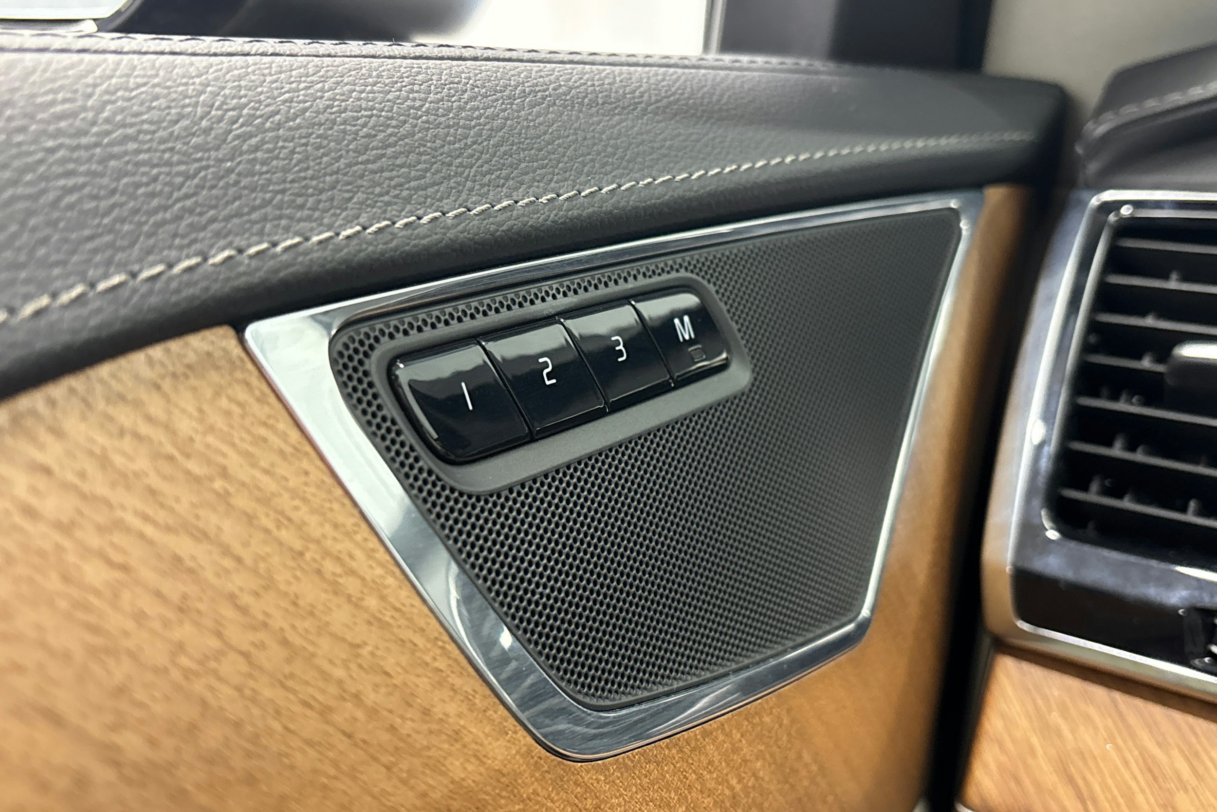 musta Volvo XC90 2022 kuva 30.