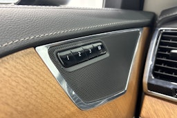 musta Volvo XC90 2022 kuva 30.