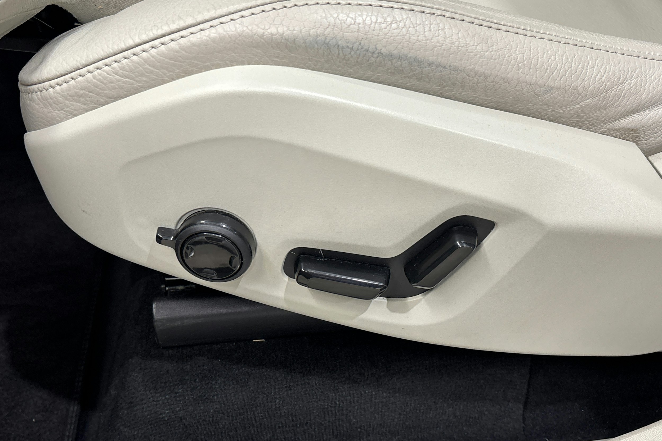 musta Volvo XC90 2022 kuva 31.