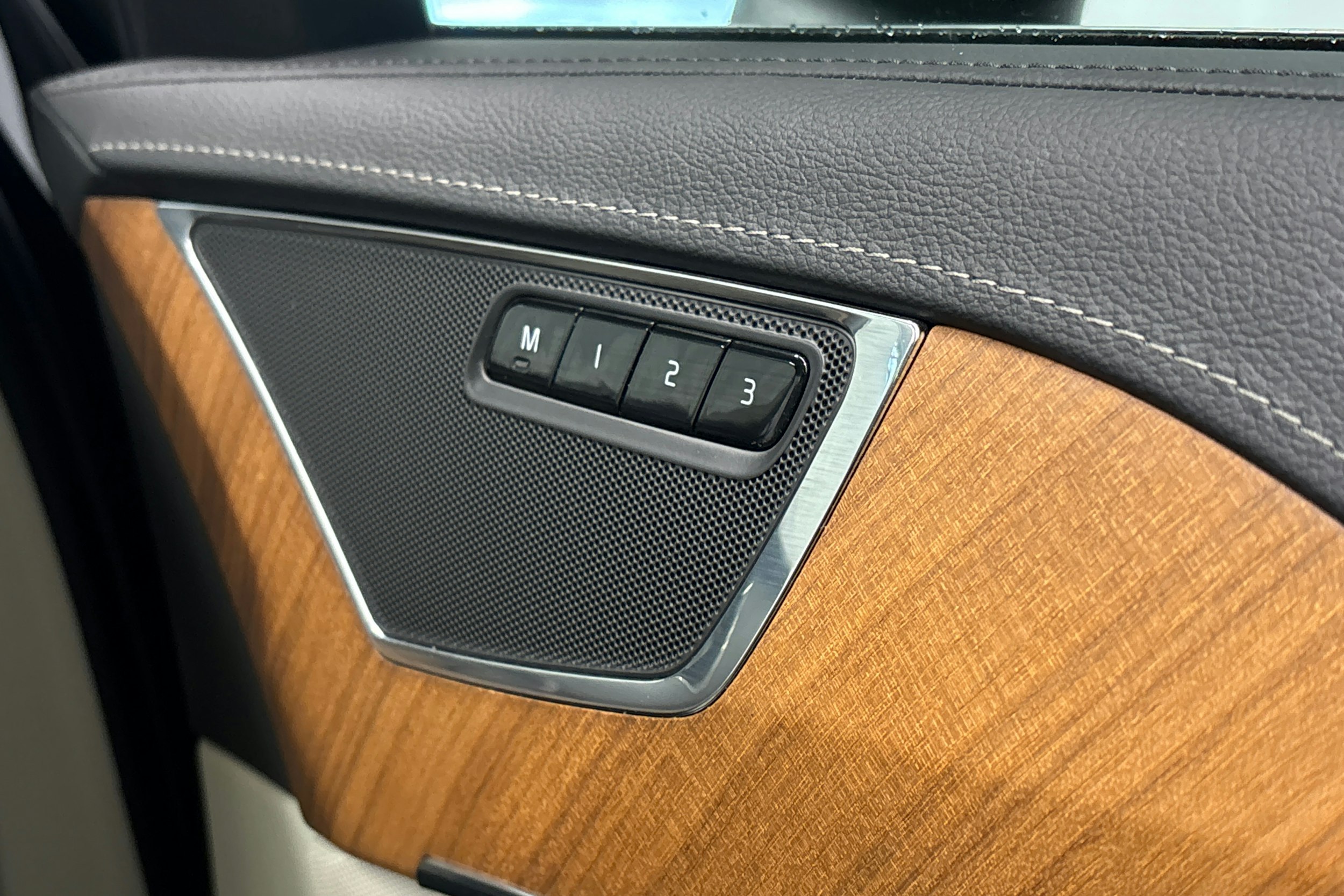 musta Volvo XC90 2022 kuva 33.