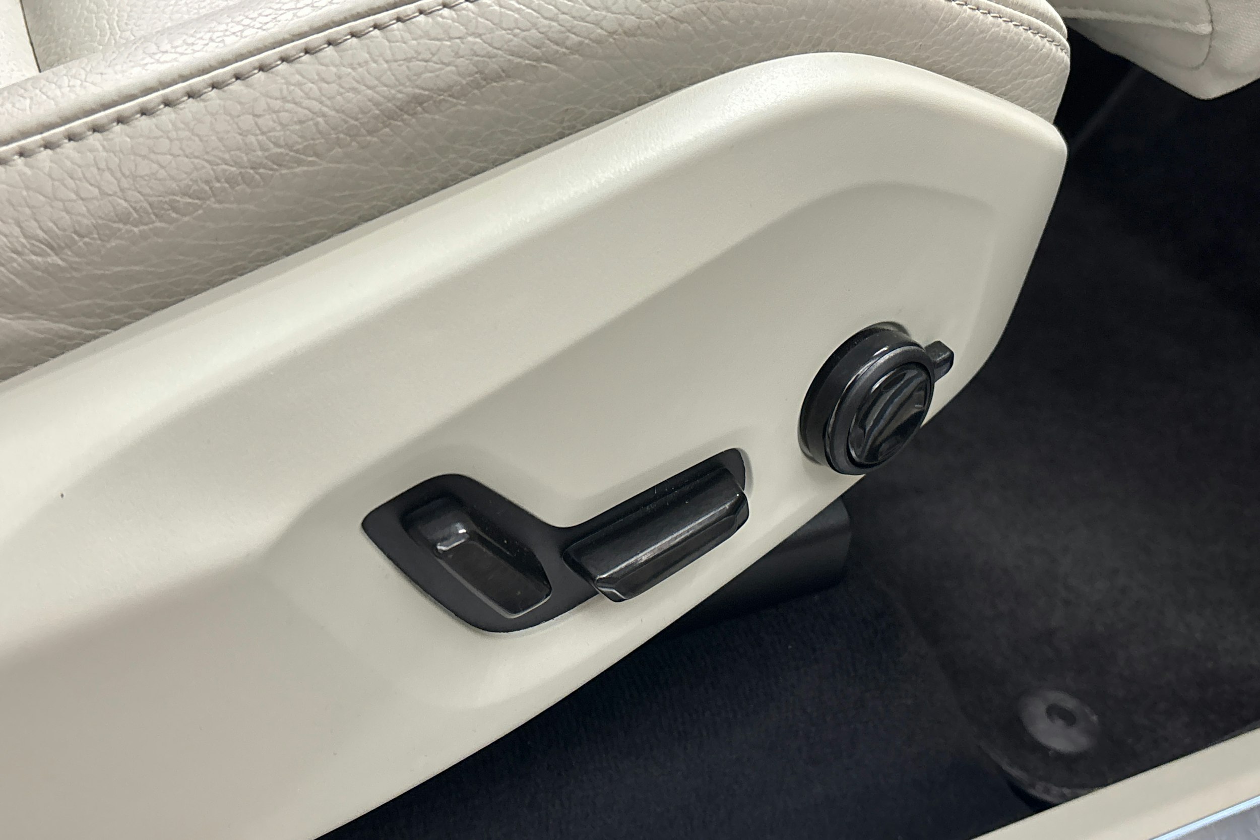 musta Volvo XC90 2022 kuva 34.