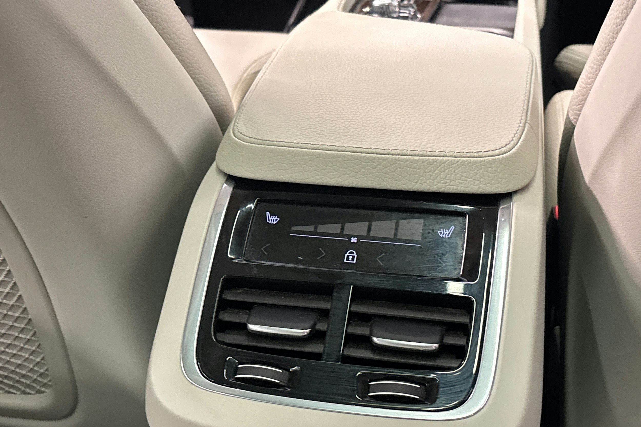 musta Volvo XC90 2022 kuva 36.