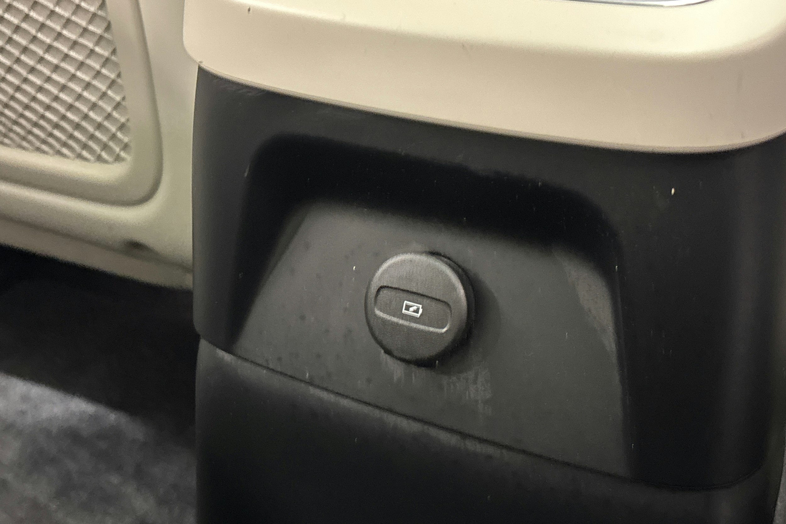 musta Volvo XC90 2022 kuva 37.