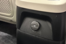 musta Volvo XC90 2022 kuva 37.