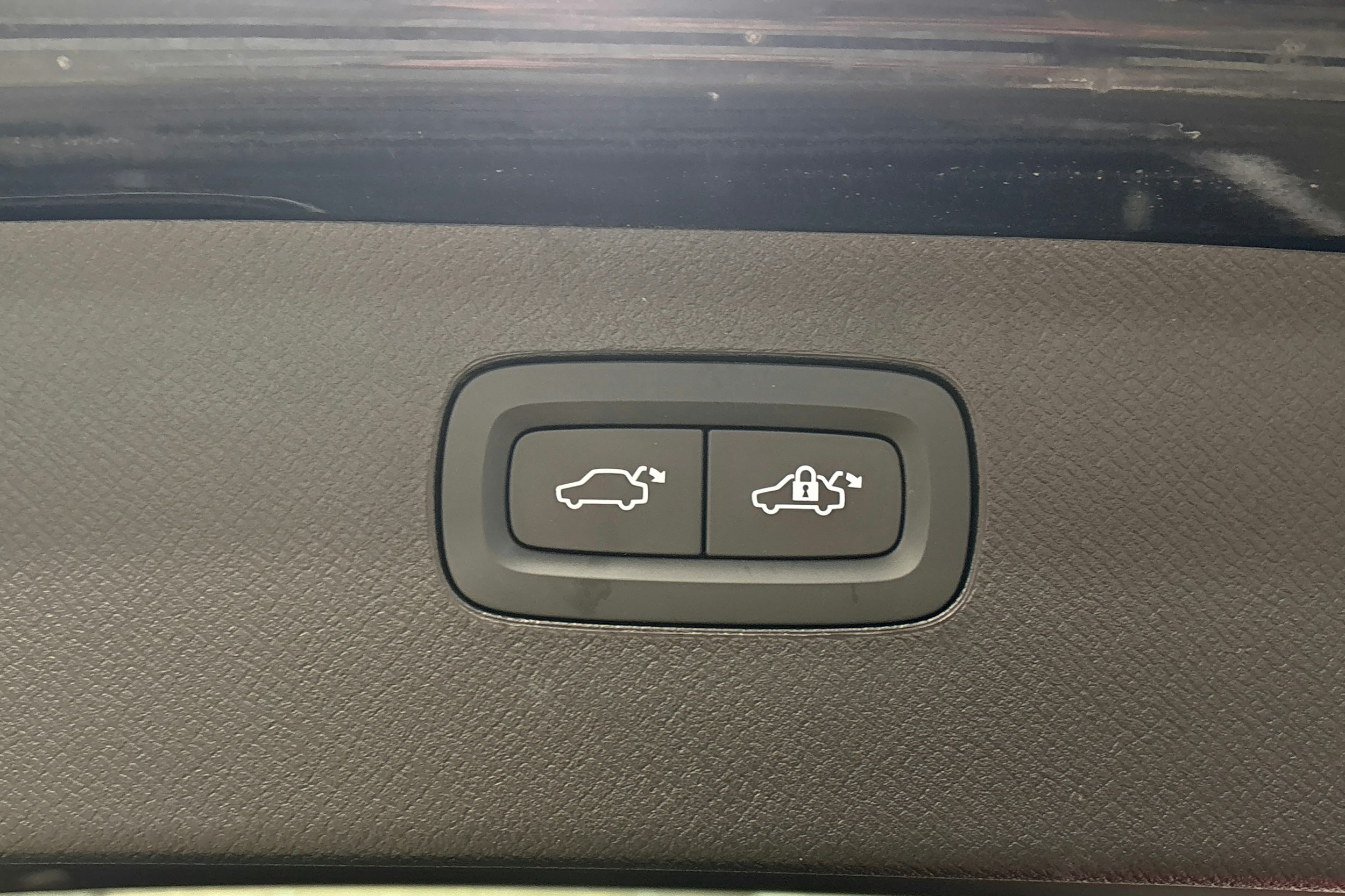 musta Volvo XC90 2022 kuva 38.