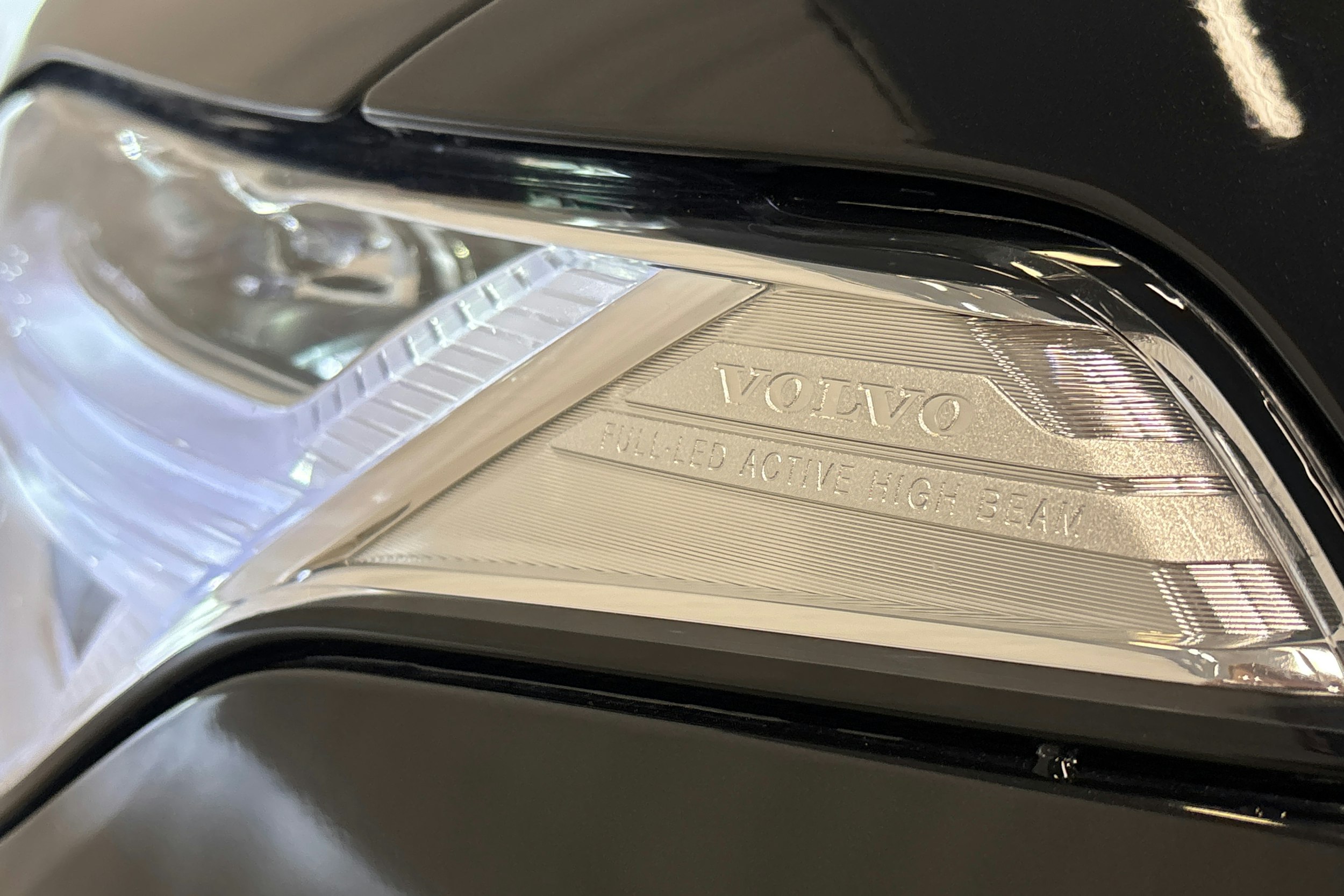 musta Volvo XC90 2022 kuva 39.