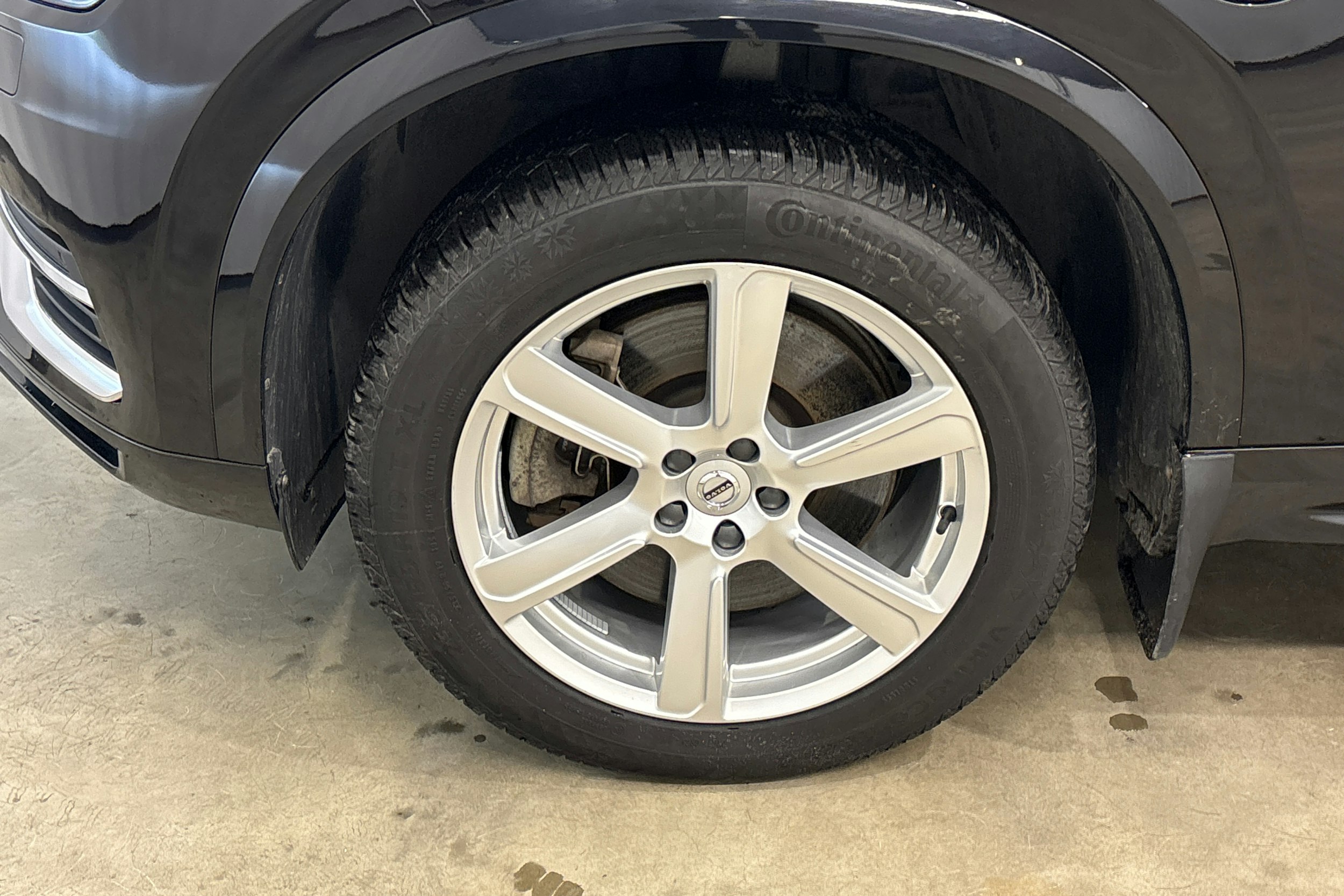 musta Volvo XC90 2022 kuva 40.