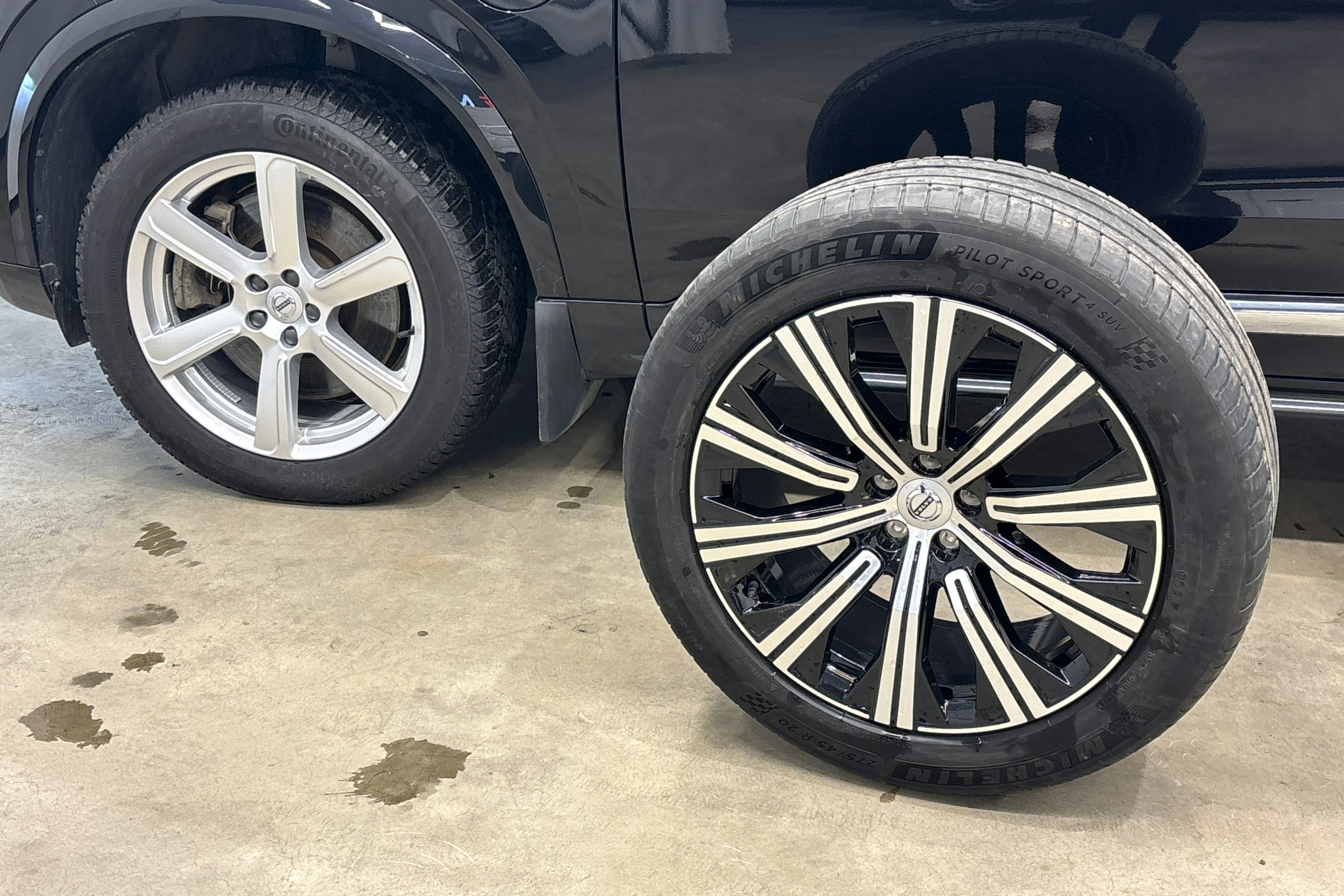 musta Volvo XC90 2022 kuva 41.