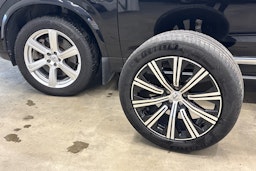 musta Volvo XC90 2022 kuva 41.